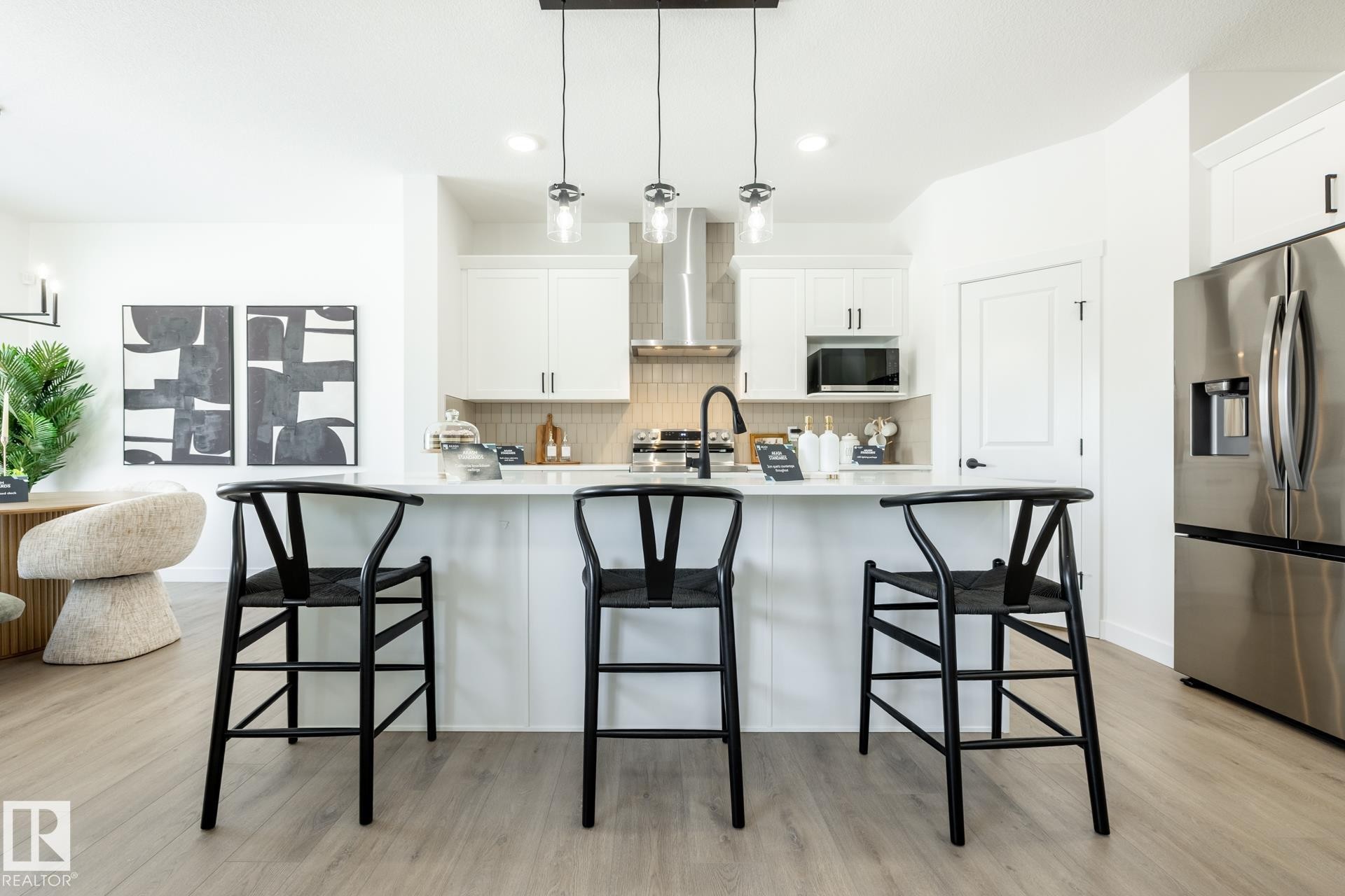 5221 Schonsee Drive Nw, Edmonton, AB - Indoor Photo Showing Kitchen With Upgraded Kitchen