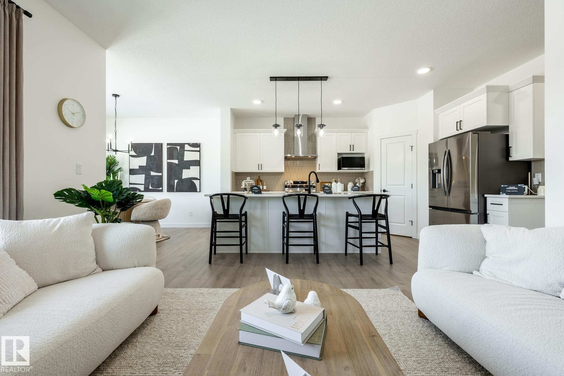5221 Schonsee Drive Nw, Edmonton, AB - Indoor Photo Showing Living Room