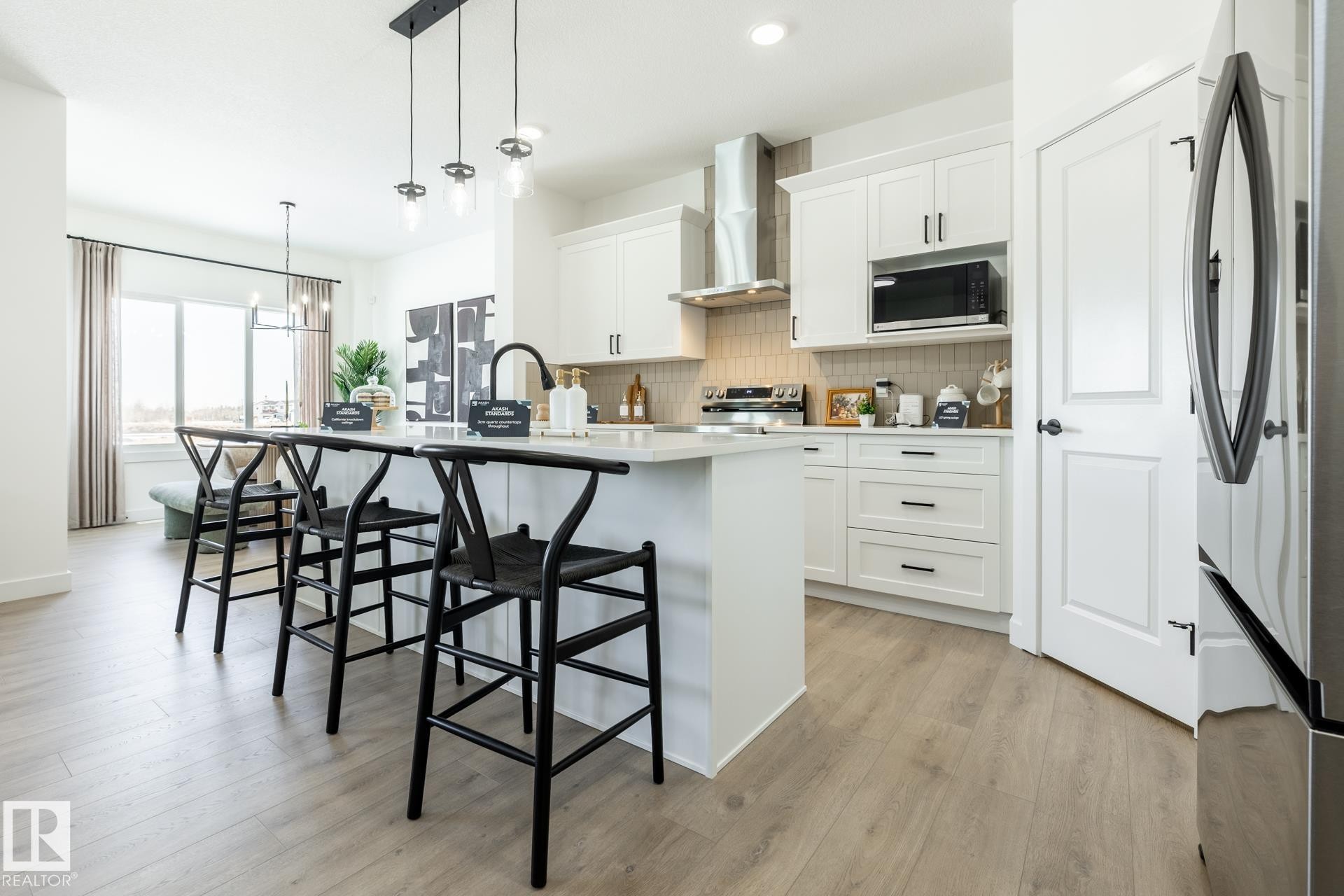 5221 Schonsee Drive Nw, Edmonton, AB - Indoor Photo Showing Kitchen With Upgraded Kitchen