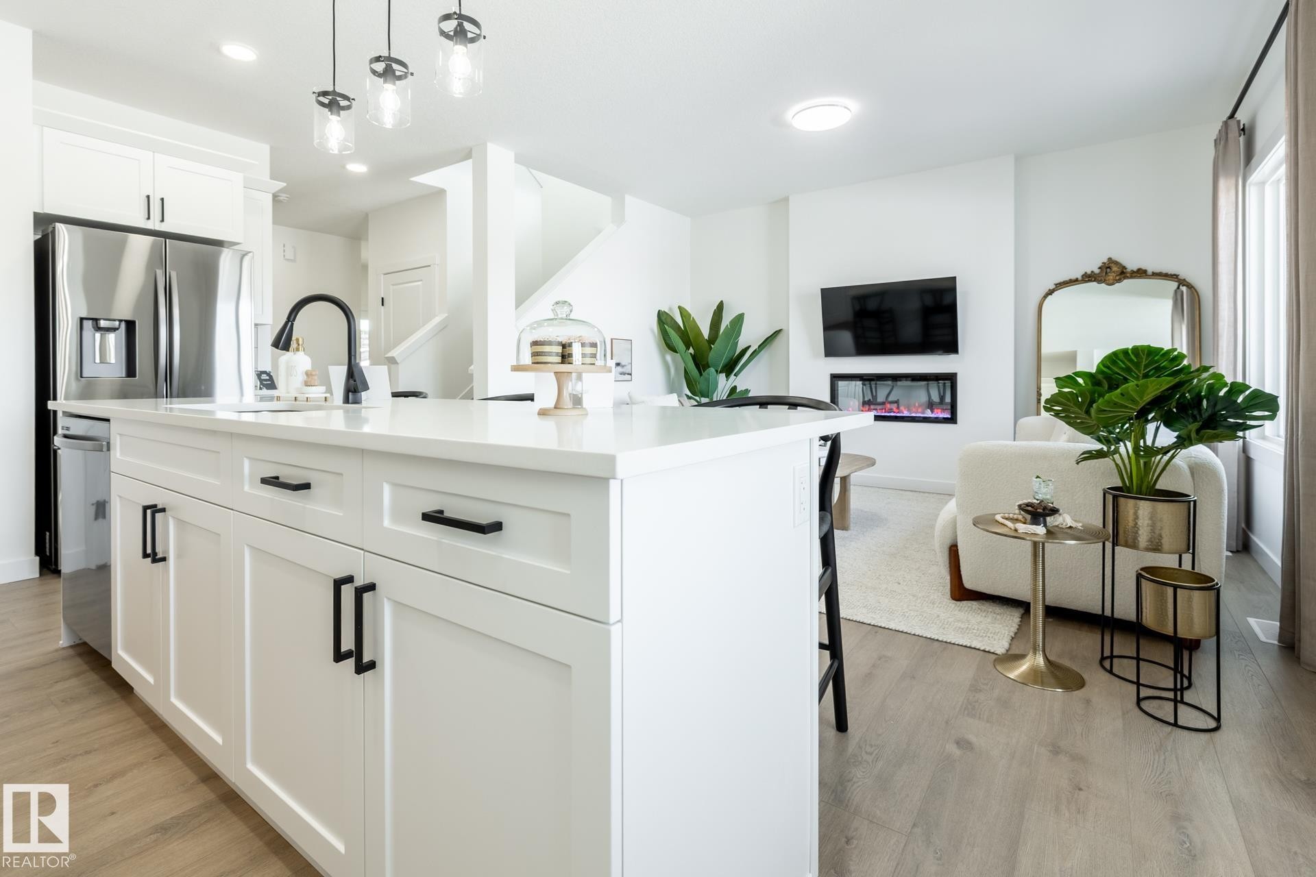 5221 Schonsee Drive Nw, Edmonton, AB - Indoor Photo Showing Kitchen With Upgraded Kitchen