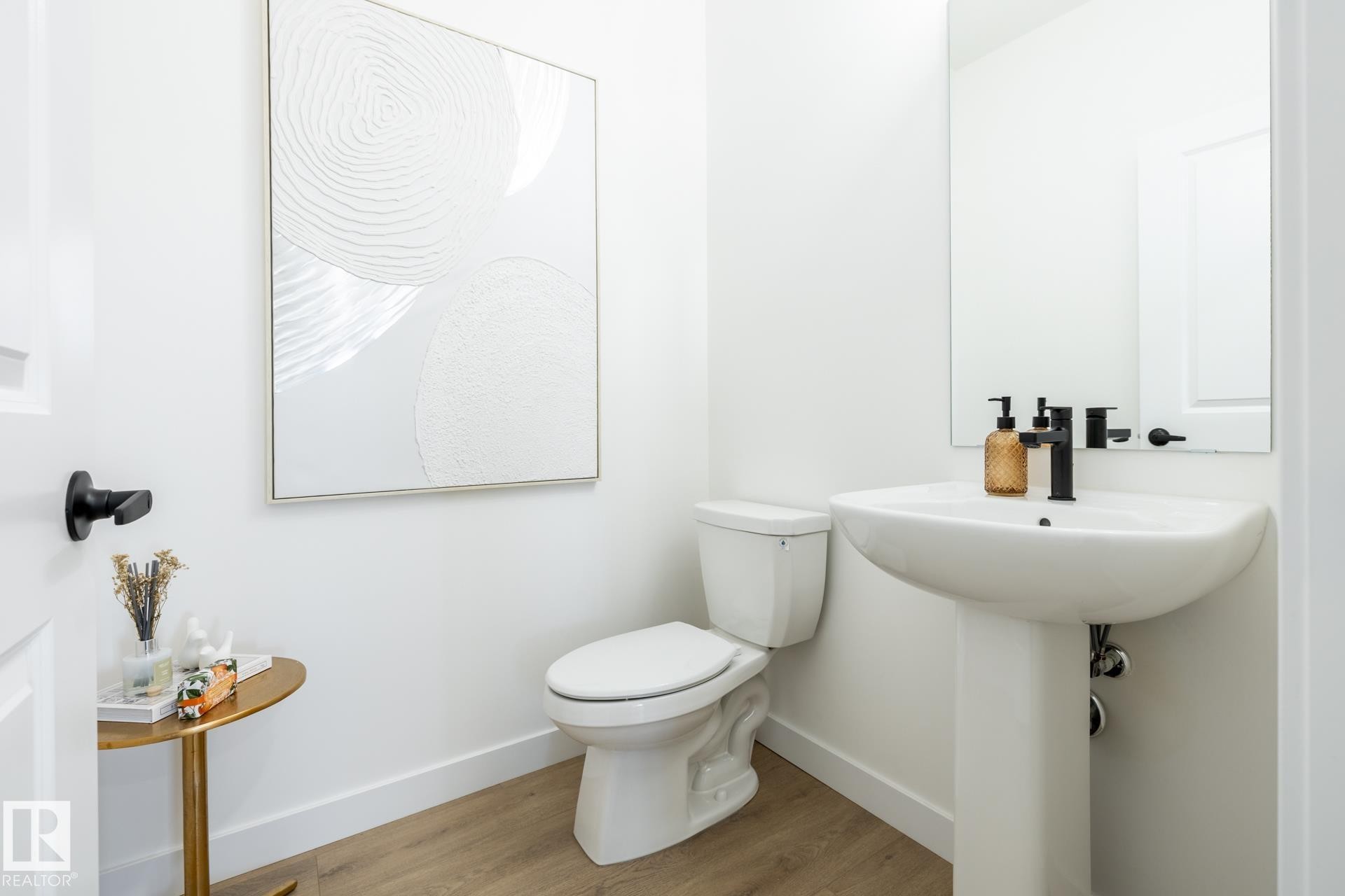 5221 Schonsee Drive Nw, Edmonton, AB - Indoor Photo Showing Bathroom