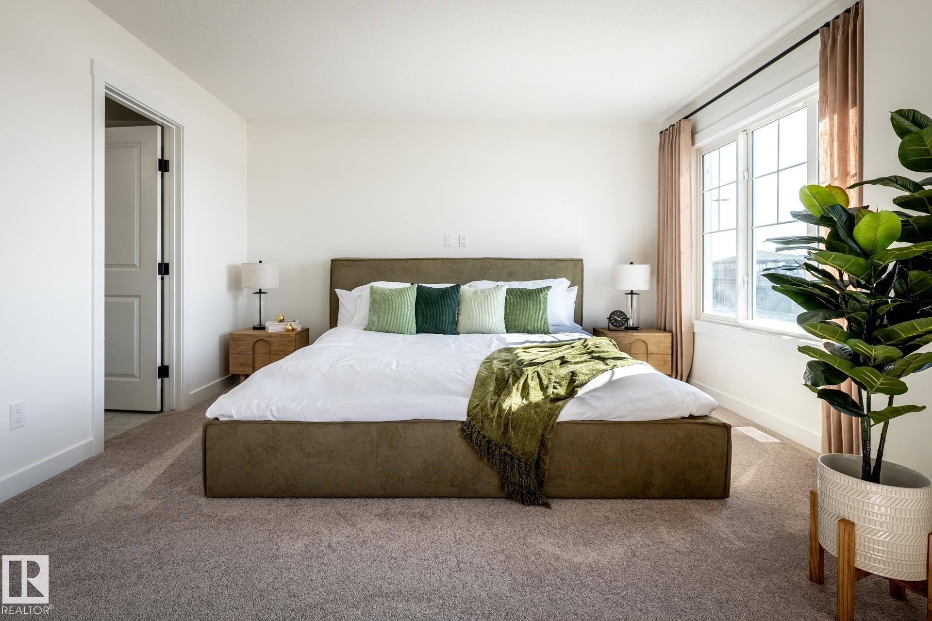 5221 Schonsee Drive Nw, Edmonton, AB - Indoor Photo Showing Bedroom