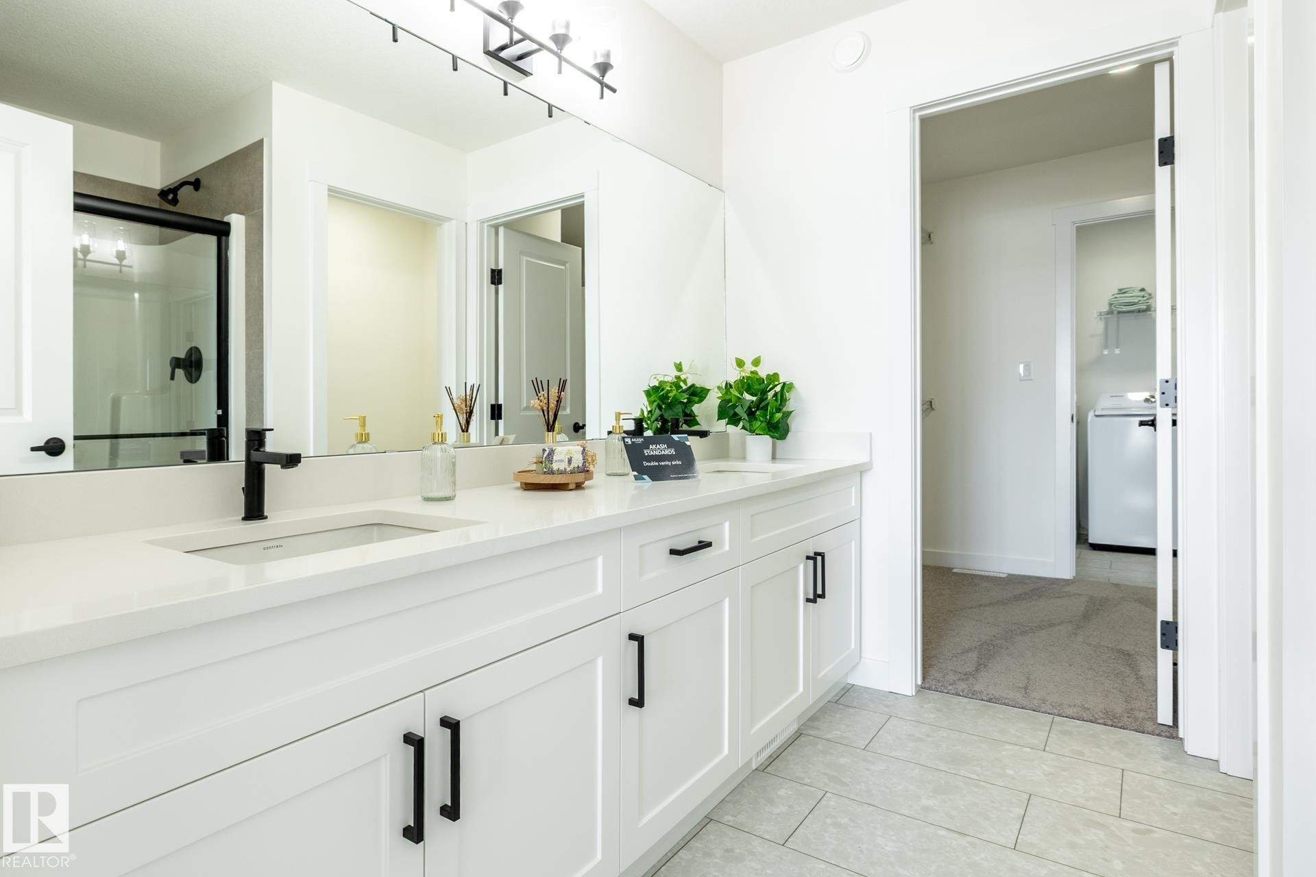 5221 Schonsee Drive Nw, Edmonton, AB - Indoor Photo Showing Bathroom