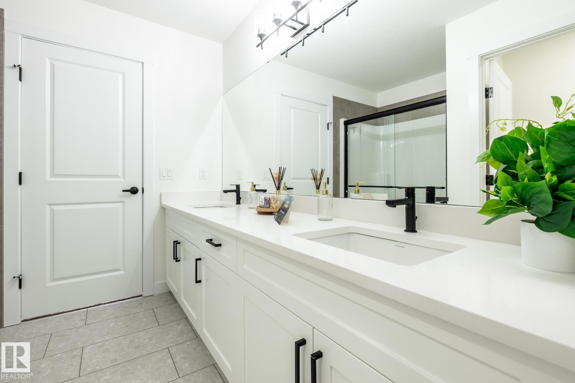 5221 Schonsee Drive Nw, Edmonton, AB - Indoor Photo Showing Bathroom