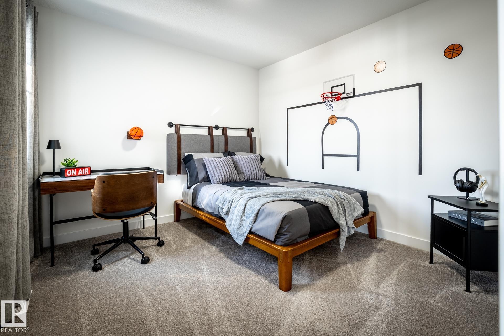 5221 Schonsee Drive Nw, Edmonton, AB - Indoor Photo Showing Bedroom