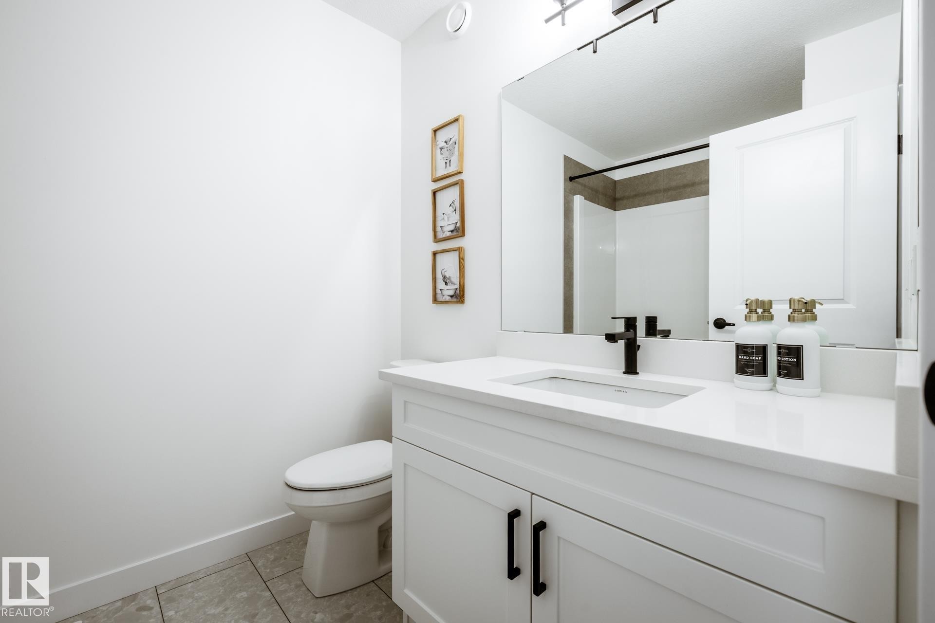 5221 Schonsee Drive Nw, Edmonton, AB - Indoor Photo Showing Bathroom