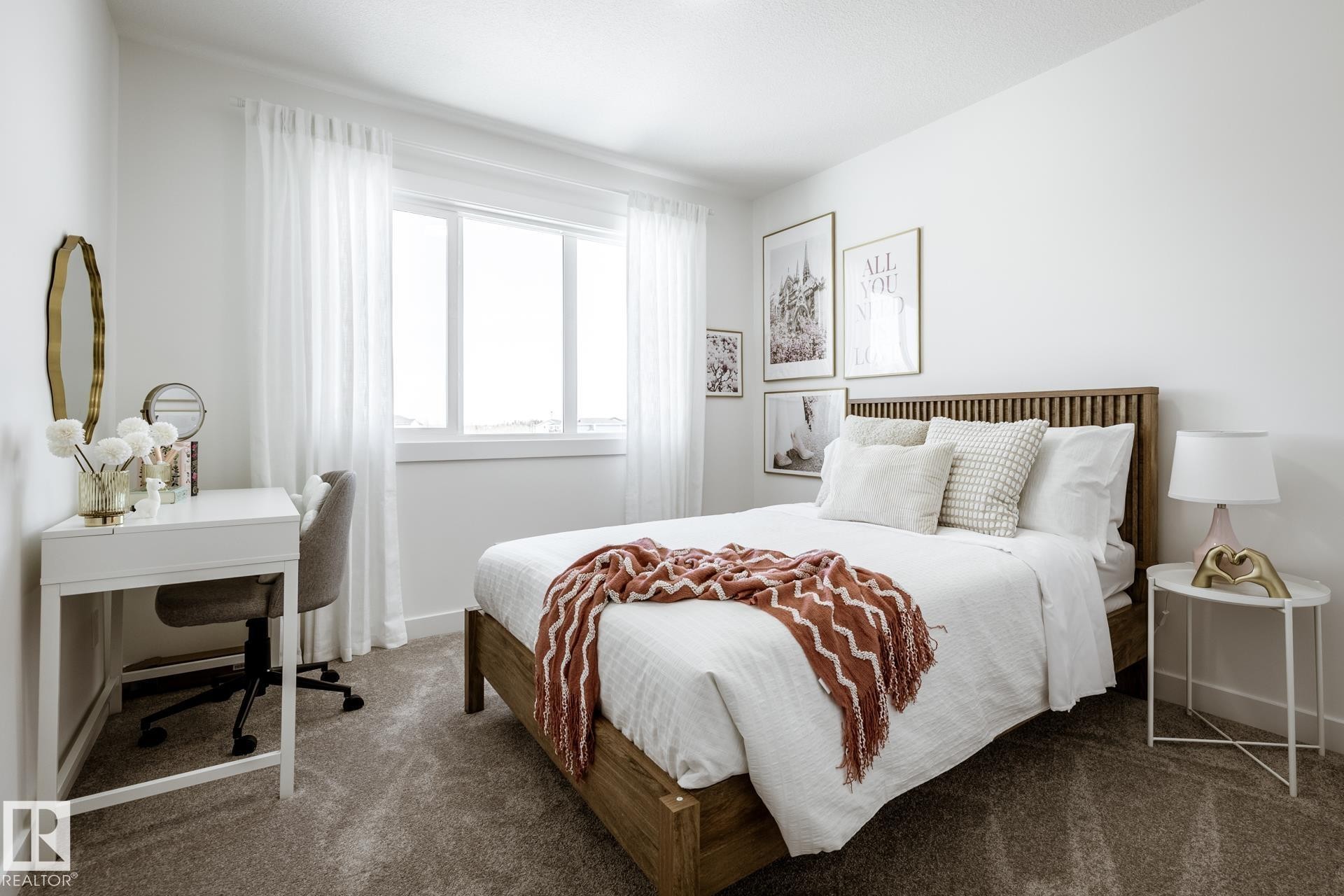 5221 Schonsee Drive Nw, Edmonton, AB - Indoor Photo Showing Bedroom