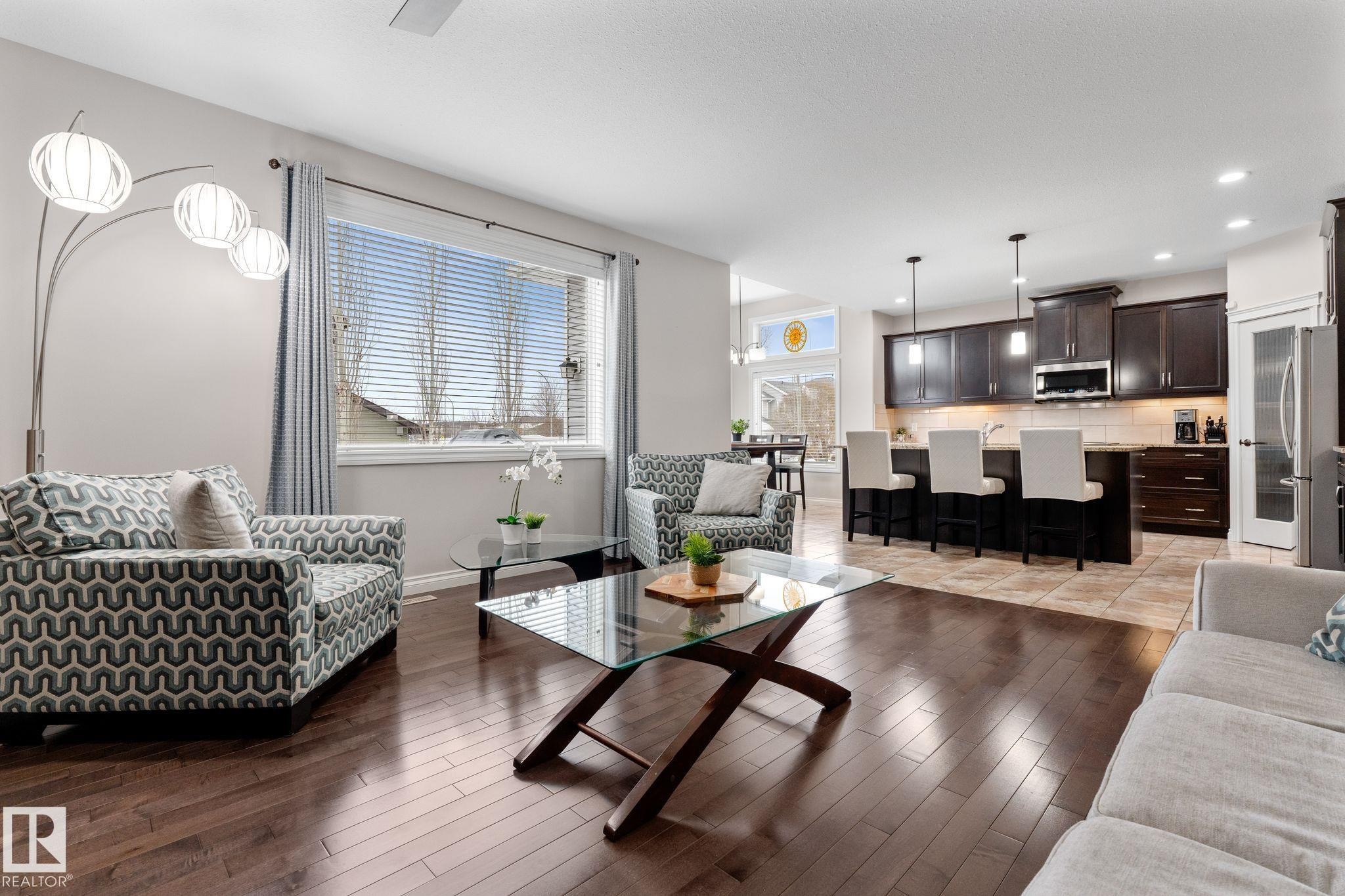 2 Longview Point(E), Spruce Grove, AB - Indoor Photo Showing Living Room