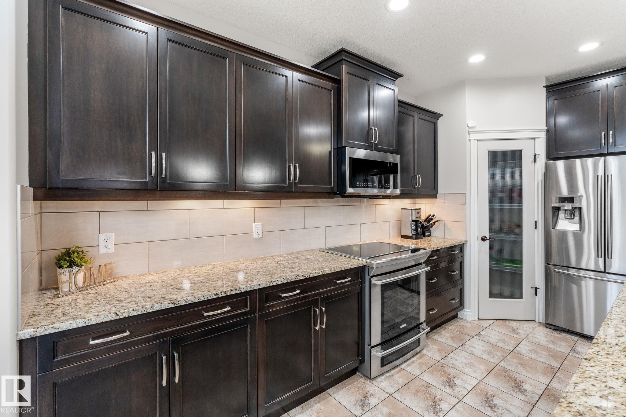 2 Longview Point(E), Spruce Grove, AB - Indoor Photo Showing Kitchen With Stainless Steel Kitchen With Upgraded Kitchen