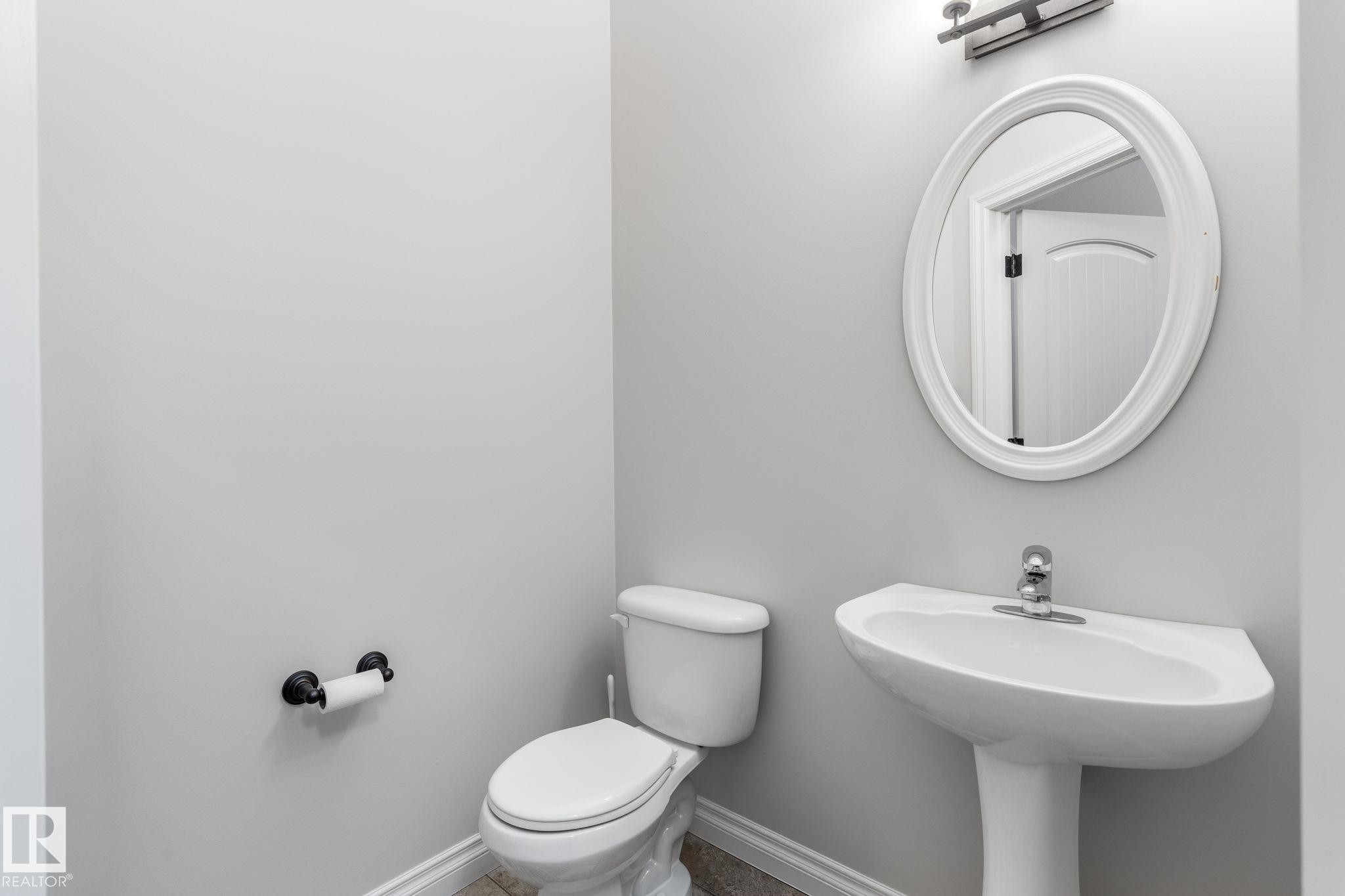 2 Longview Point(E), Spruce Grove, AB - Indoor Photo Showing Bathroom