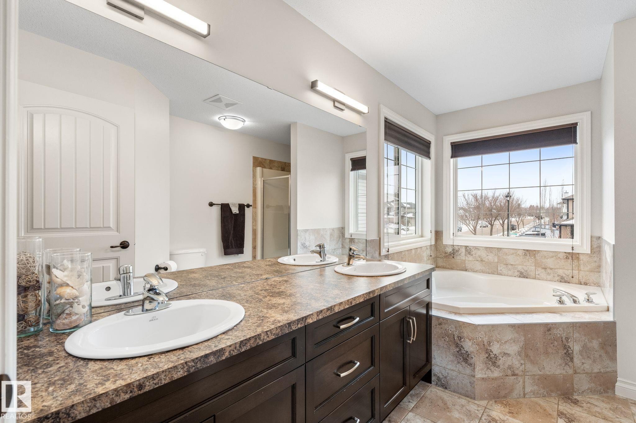 2 Longview Point(E), Spruce Grove, AB - Indoor Photo Showing Bathroom