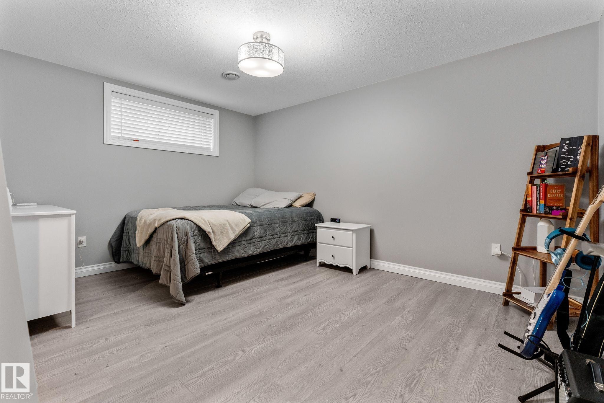 2 Longview Point(E), Spruce Grove, AB - Indoor Photo Showing Bedroom