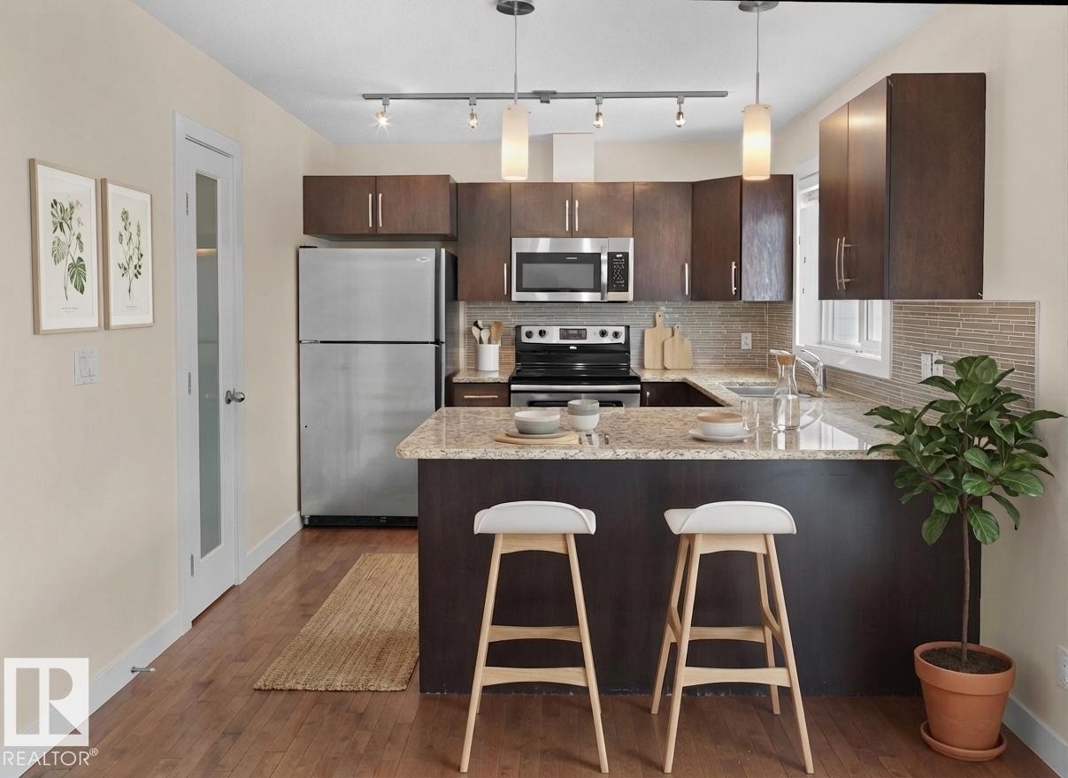 5908 Mullen Way, Edmonton, AB - Indoor Photo Showing Kitchen With Upgraded Kitchen