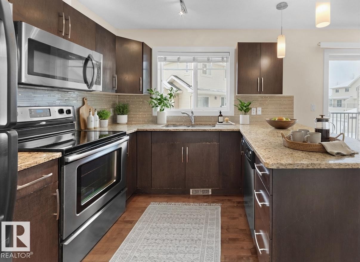 5908 Mullen Way, Edmonton, AB - Indoor Photo Showing Kitchen With Upgraded Kitchen