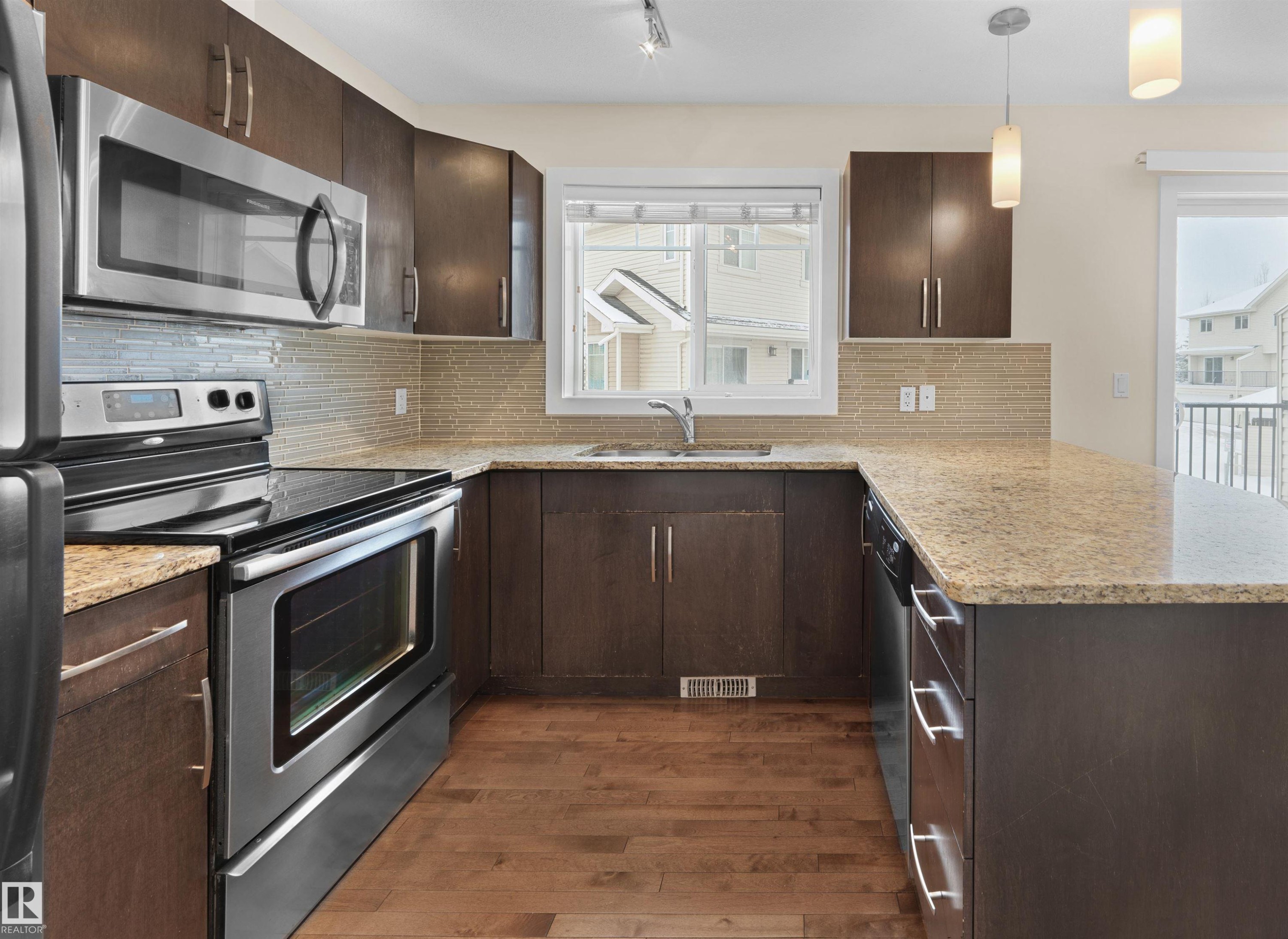 5908 Mullen Way, Edmonton, AB - Indoor Photo Showing Kitchen With Upgraded Kitchen