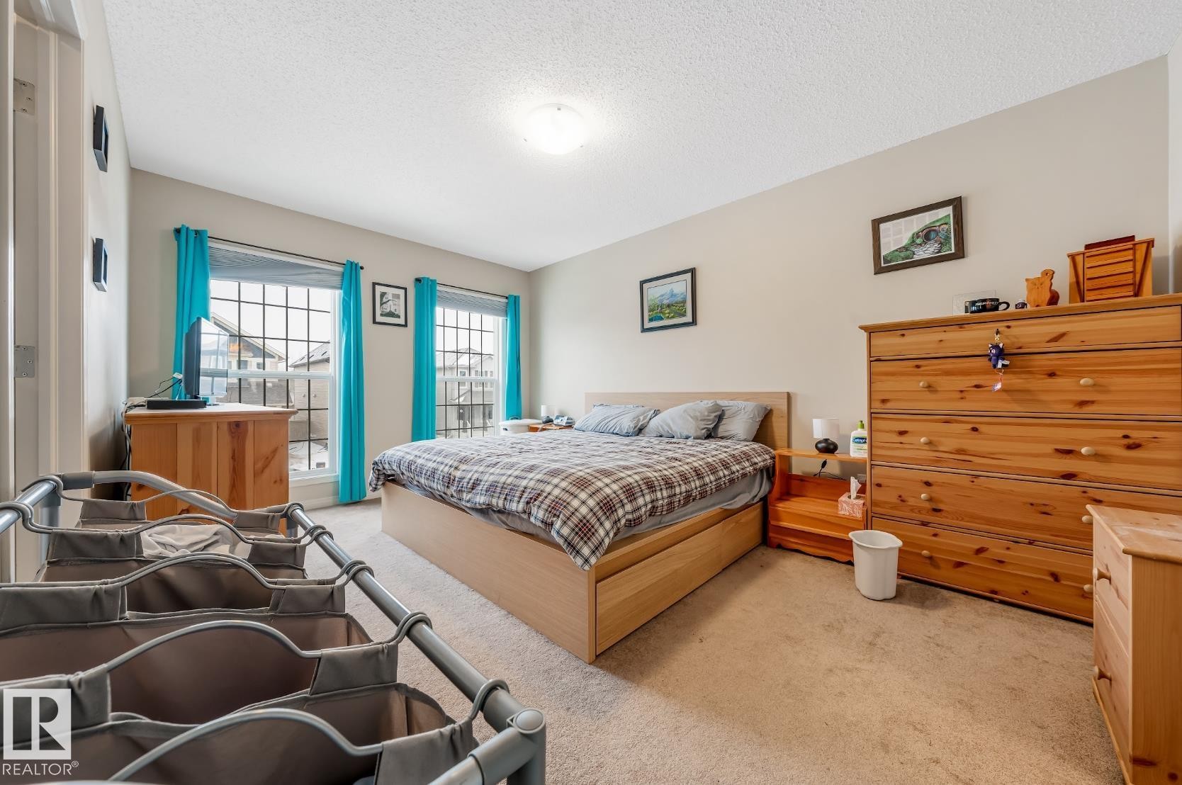 The property features a spacious room with light-colored walls and carpeted flooring - 3109 Carpenter Landing, Edmonton, AB - Indoor Photo Showing Bedroom