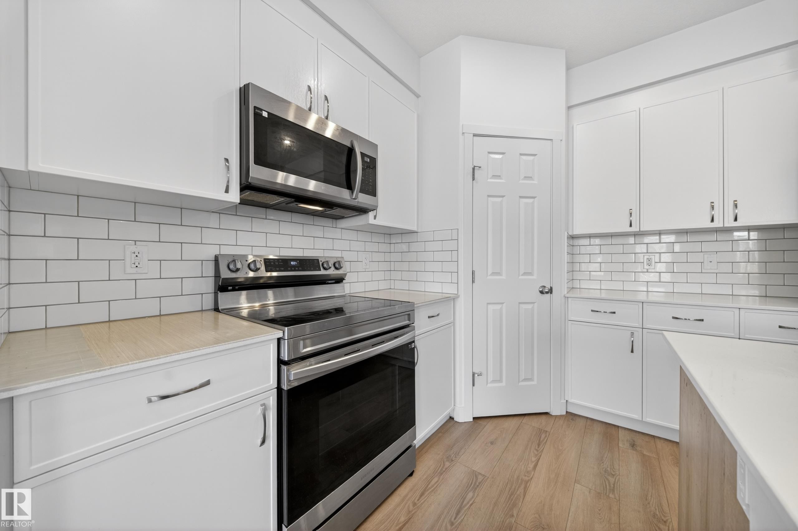 1684 12 Street, Edmonton, AB - Indoor Photo Showing Kitchen With Upgraded Kitchen