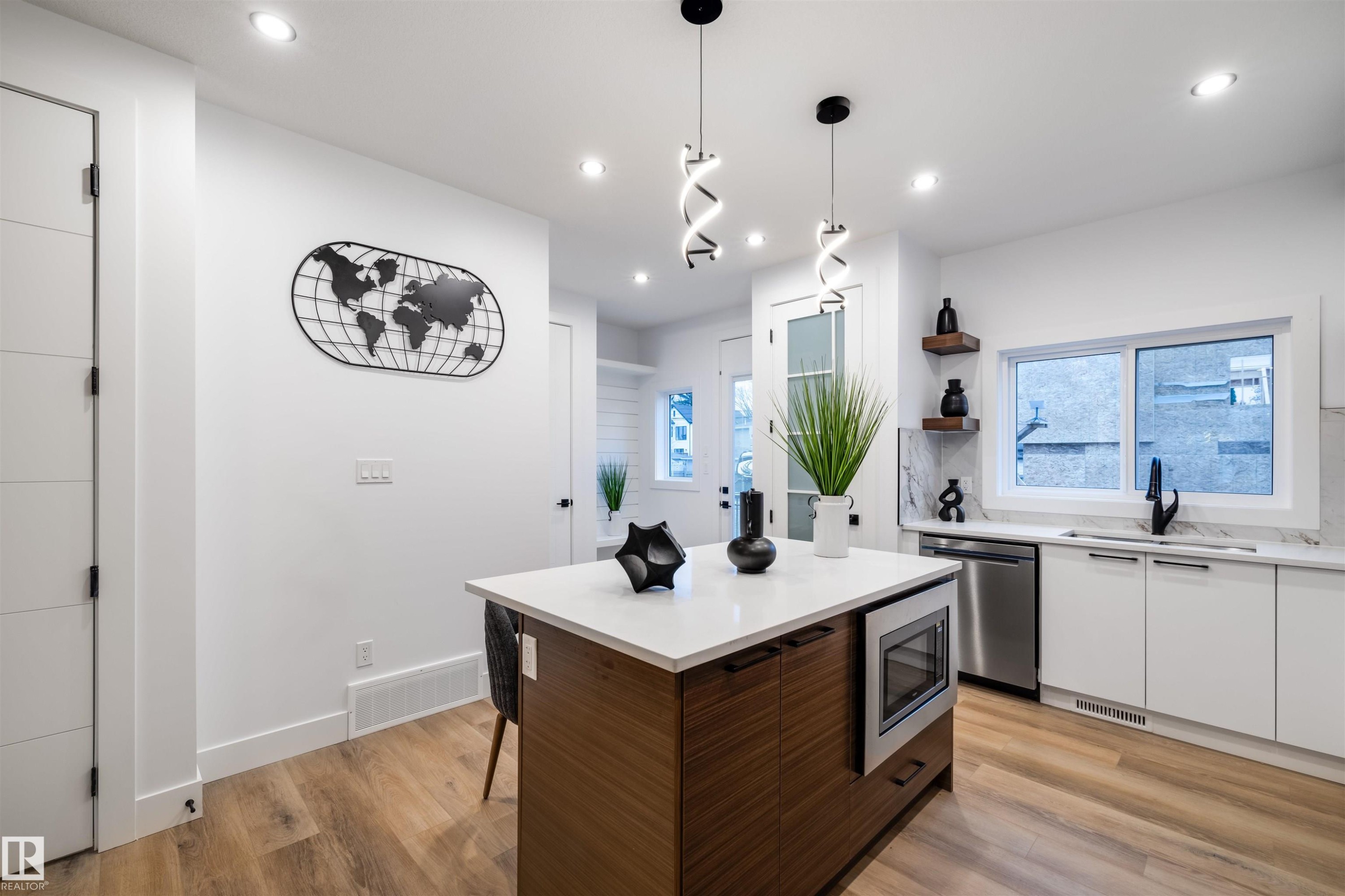 10814 108 Street, Edmonton, AB - Indoor Photo Showing Kitchen With Upgraded Kitchen