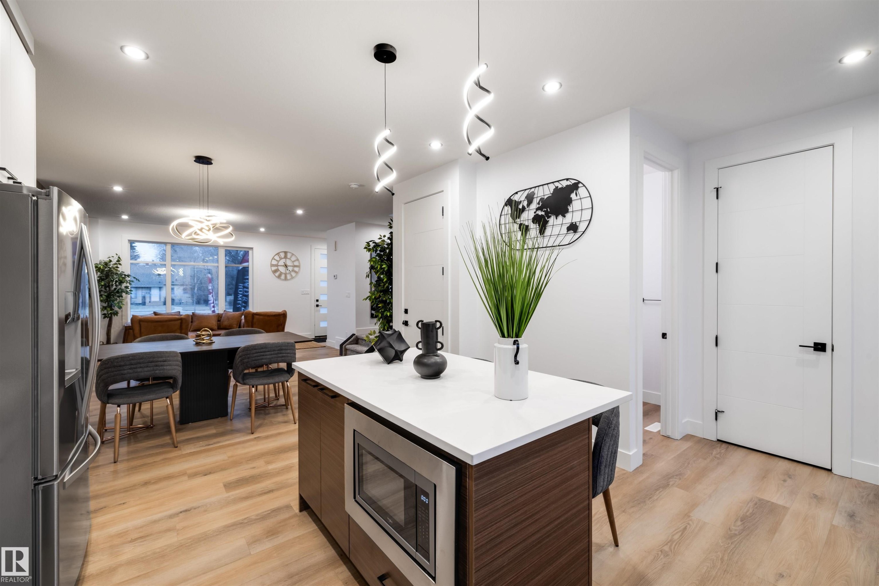 10814 108 Street, Edmonton, AB - Indoor Photo Showing Kitchen With Upgraded Kitchen