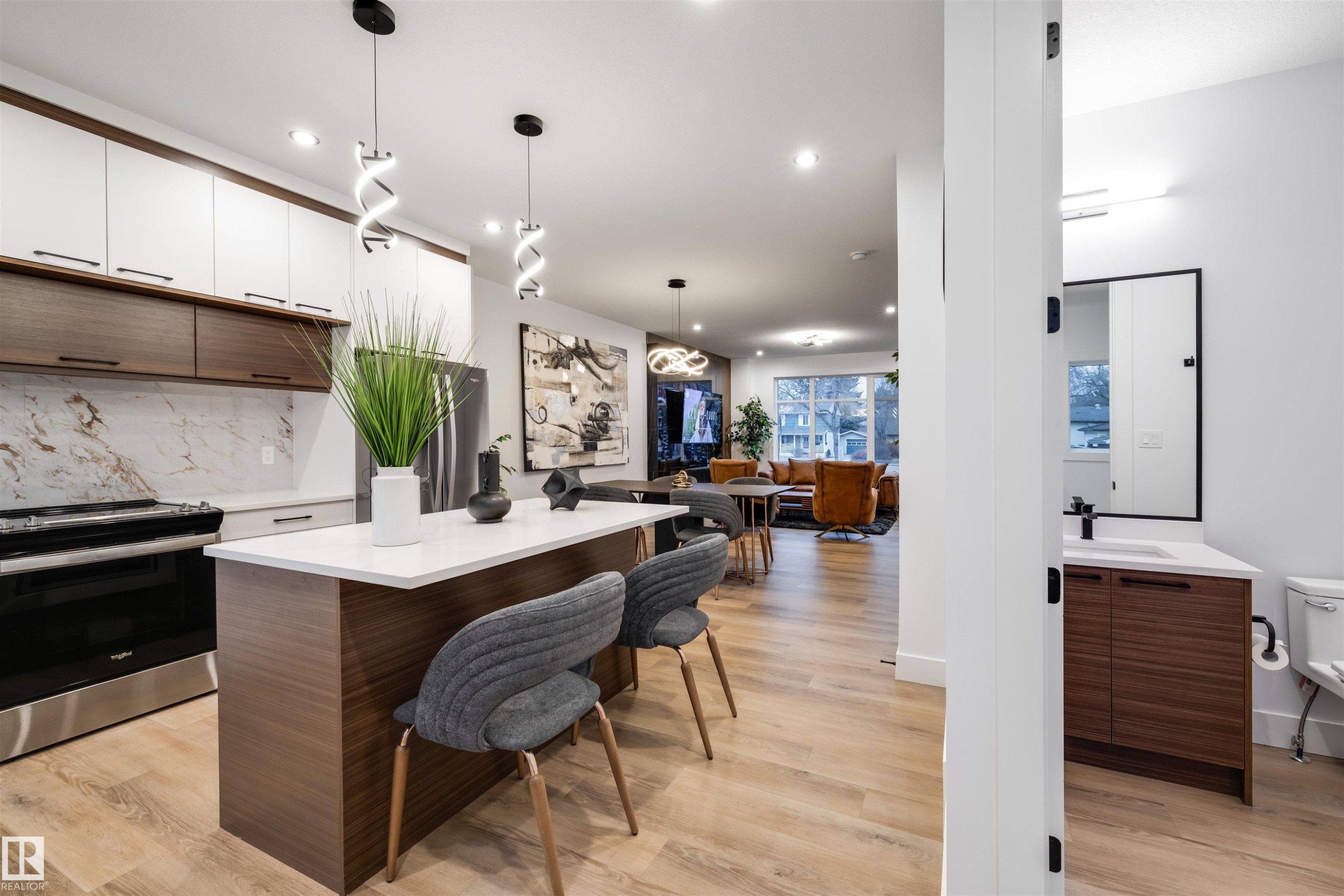 10814 108 Street, Edmonton, AB - Indoor