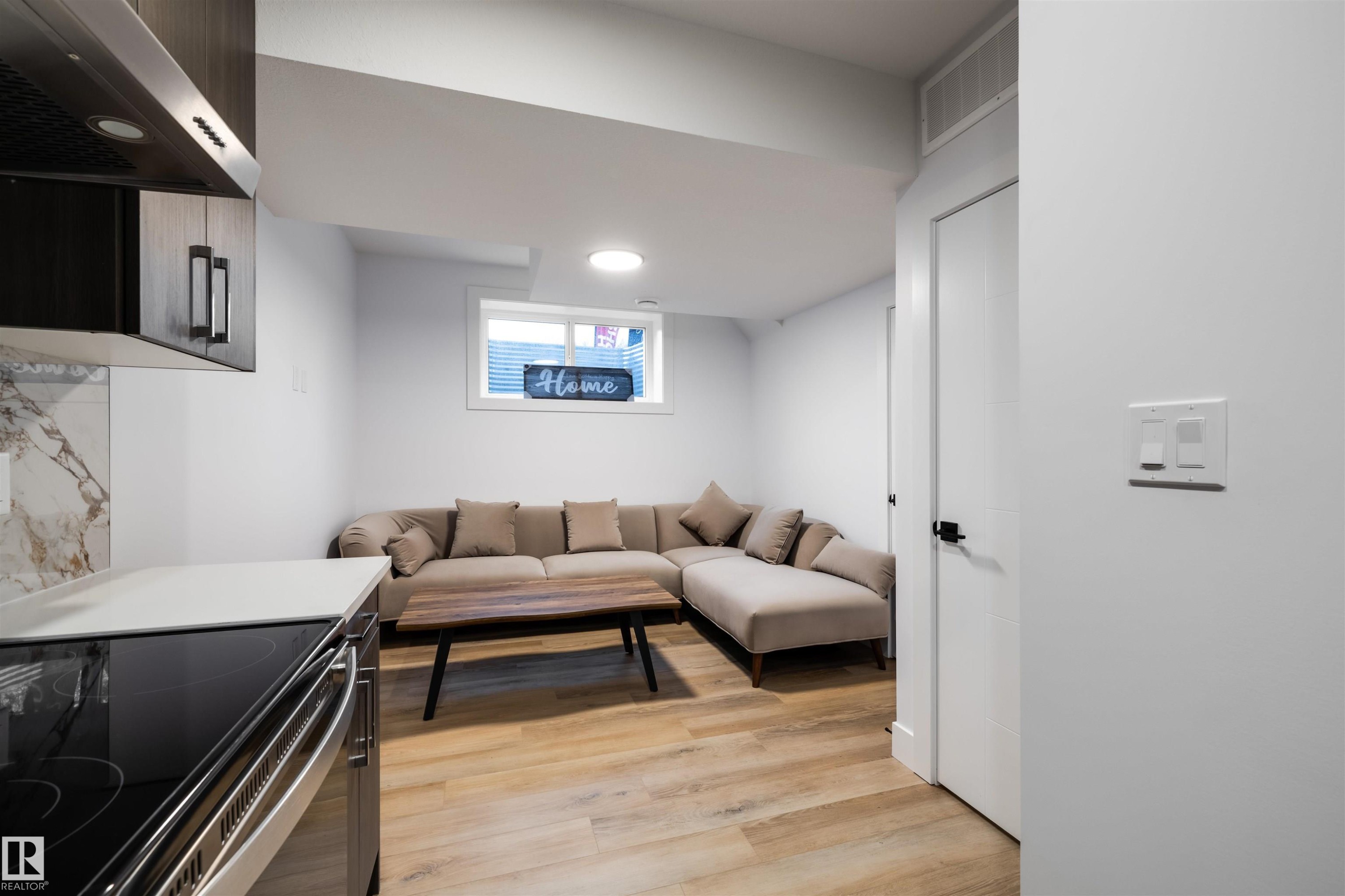 10814 108 Street, Edmonton, AB - Indoor