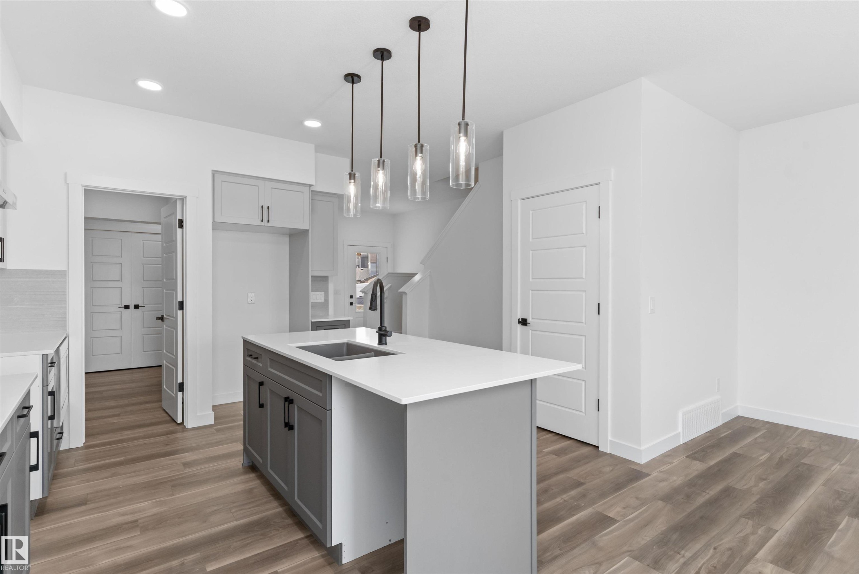 1066 Cristall Crescent Sw, Edmonton, AB - Indoor Photo Showing Kitchen With Upgraded Kitchen