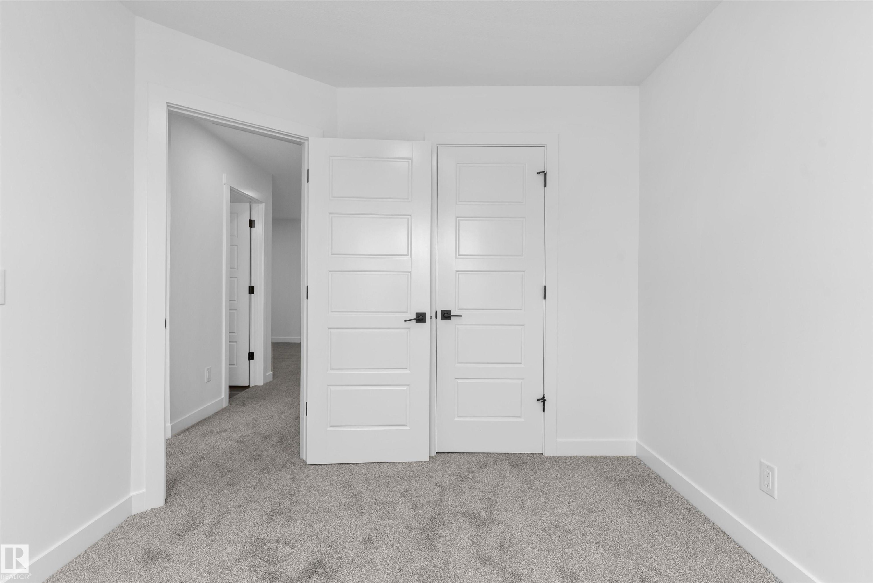 1066 Cristall Crescent Sw, Edmonton, AB - Indoor Photo Showing Other Room