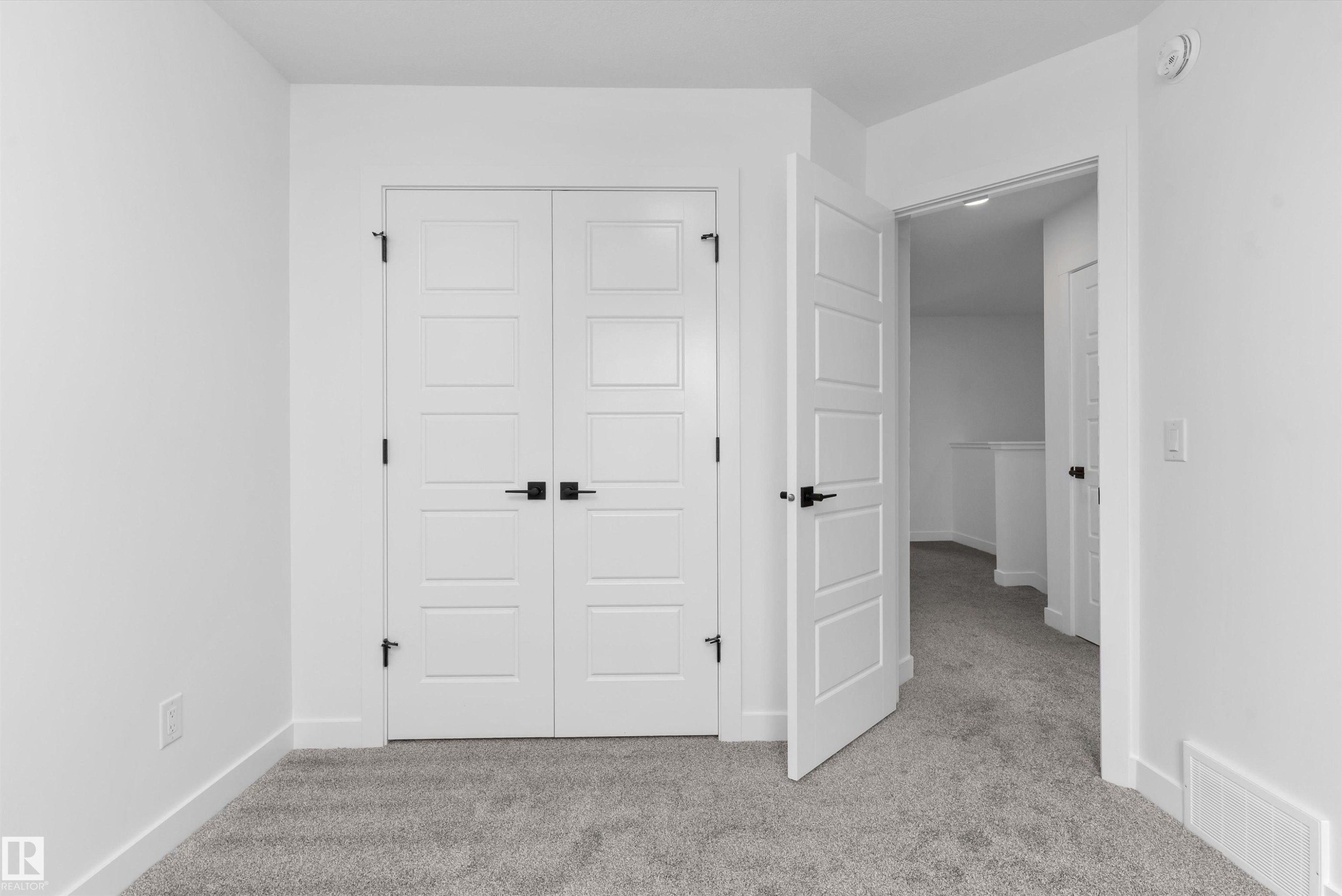 1066 Cristall Crescent Sw, Edmonton, AB - Indoor Photo Showing Other Room