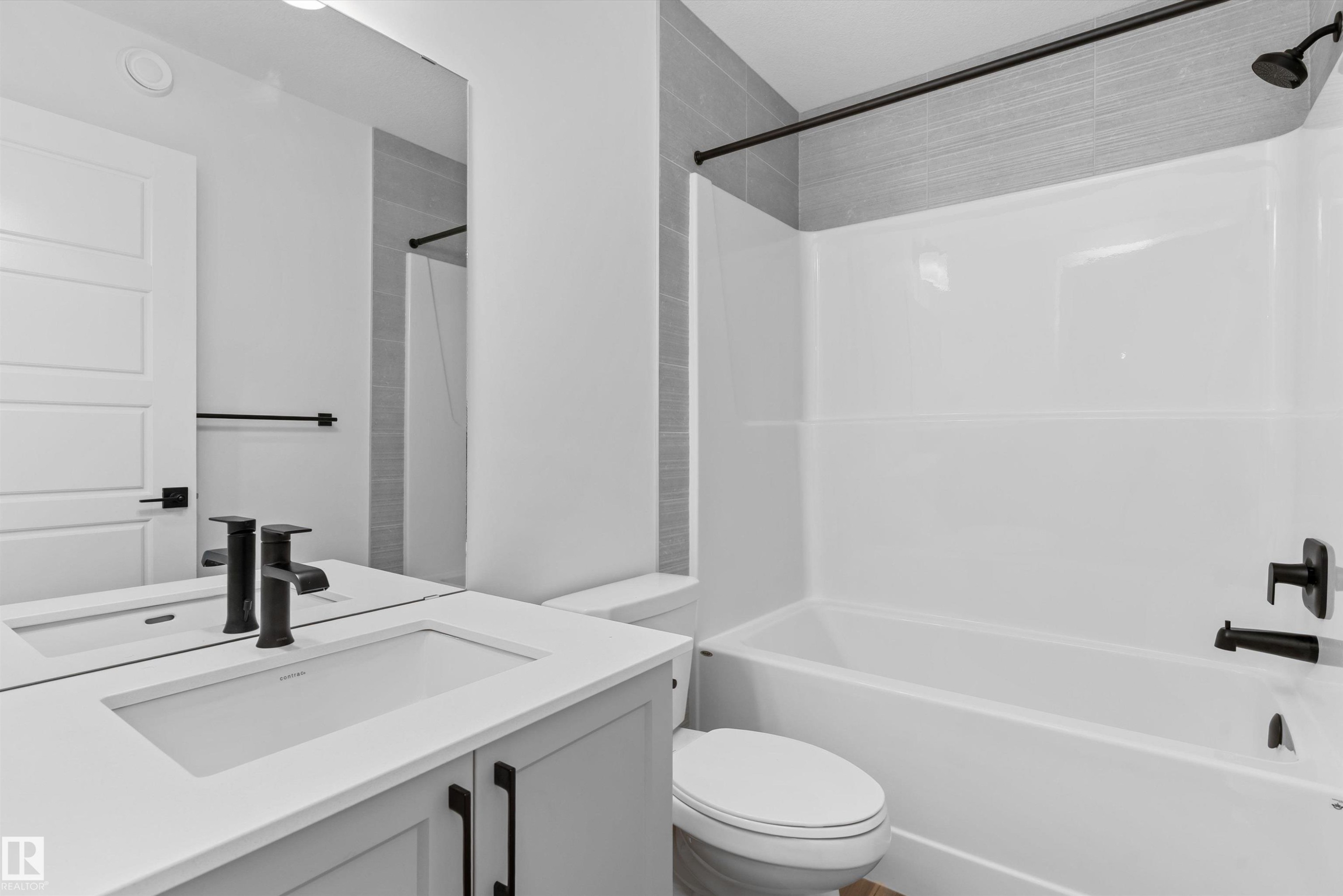 1066 Cristall Crescent Sw, Edmonton, AB - Indoor Photo Showing Bathroom