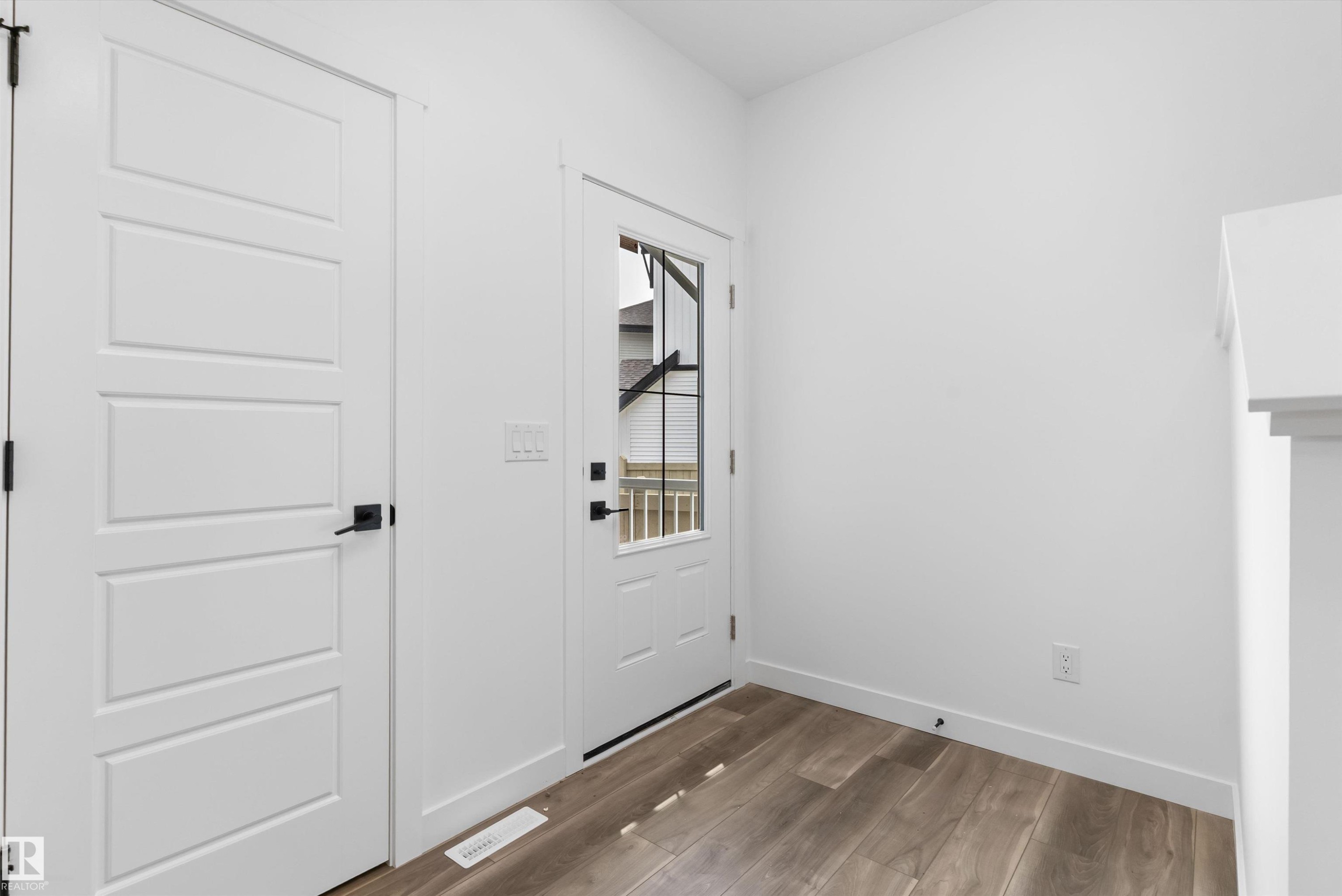 1066 Cristall Crescent Sw, Edmonton, AB - Indoor Photo Showing Other Room