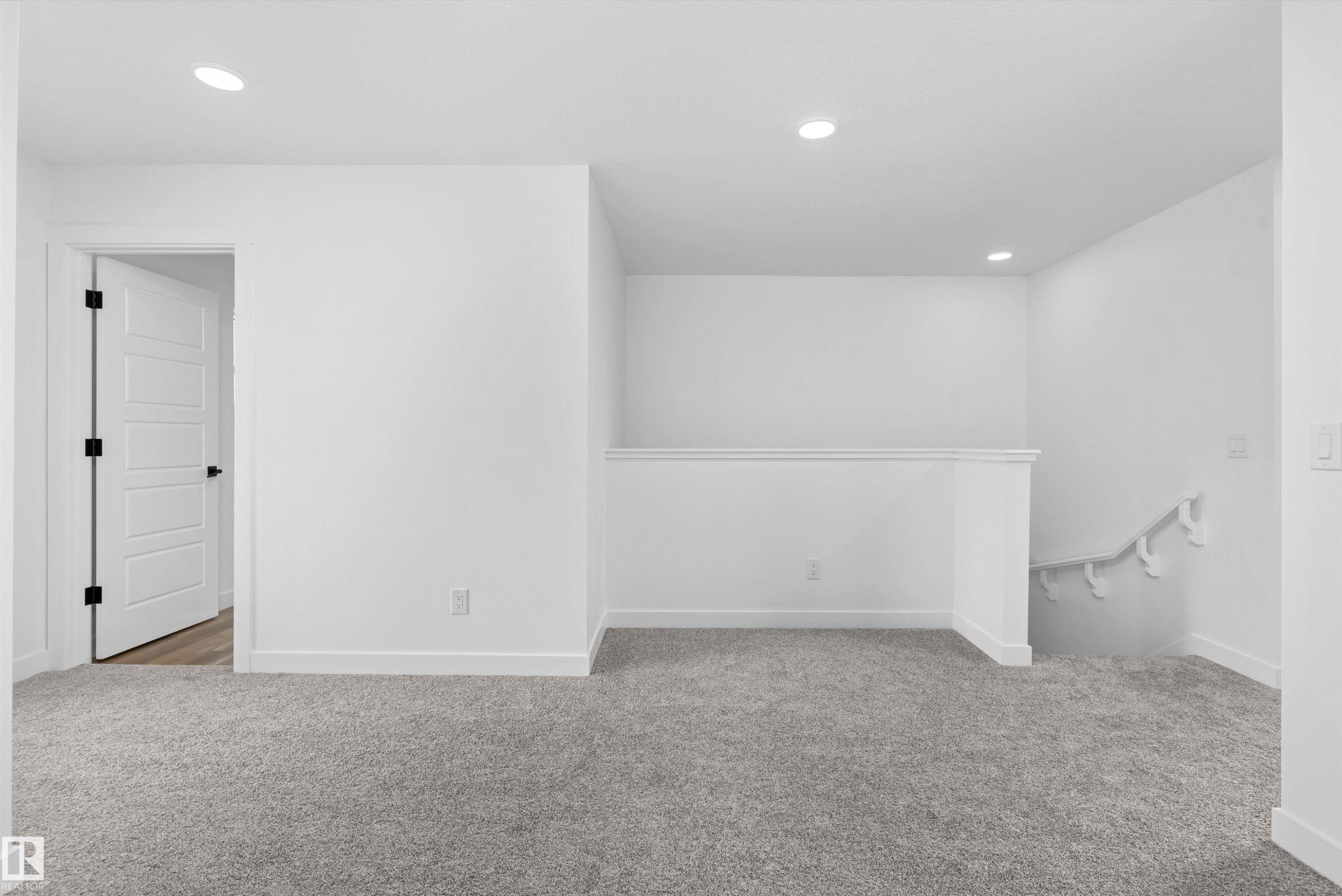 1066 Cristall Crescent Sw, Edmonton, AB - Indoor Photo Showing Other Room