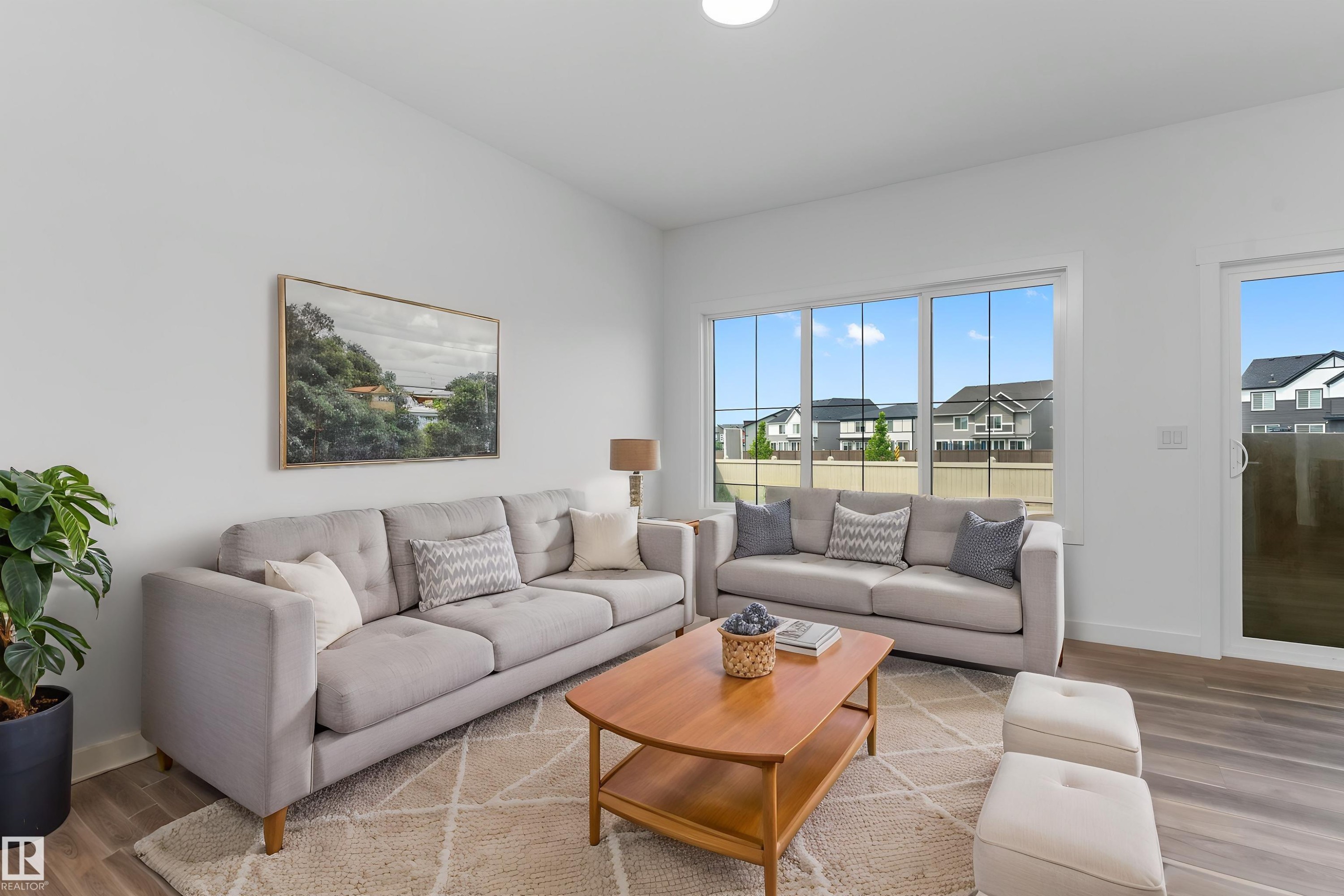 1066 Cristall Crescent Sw, Edmonton, AB - Indoor Photo Showing Living Room
