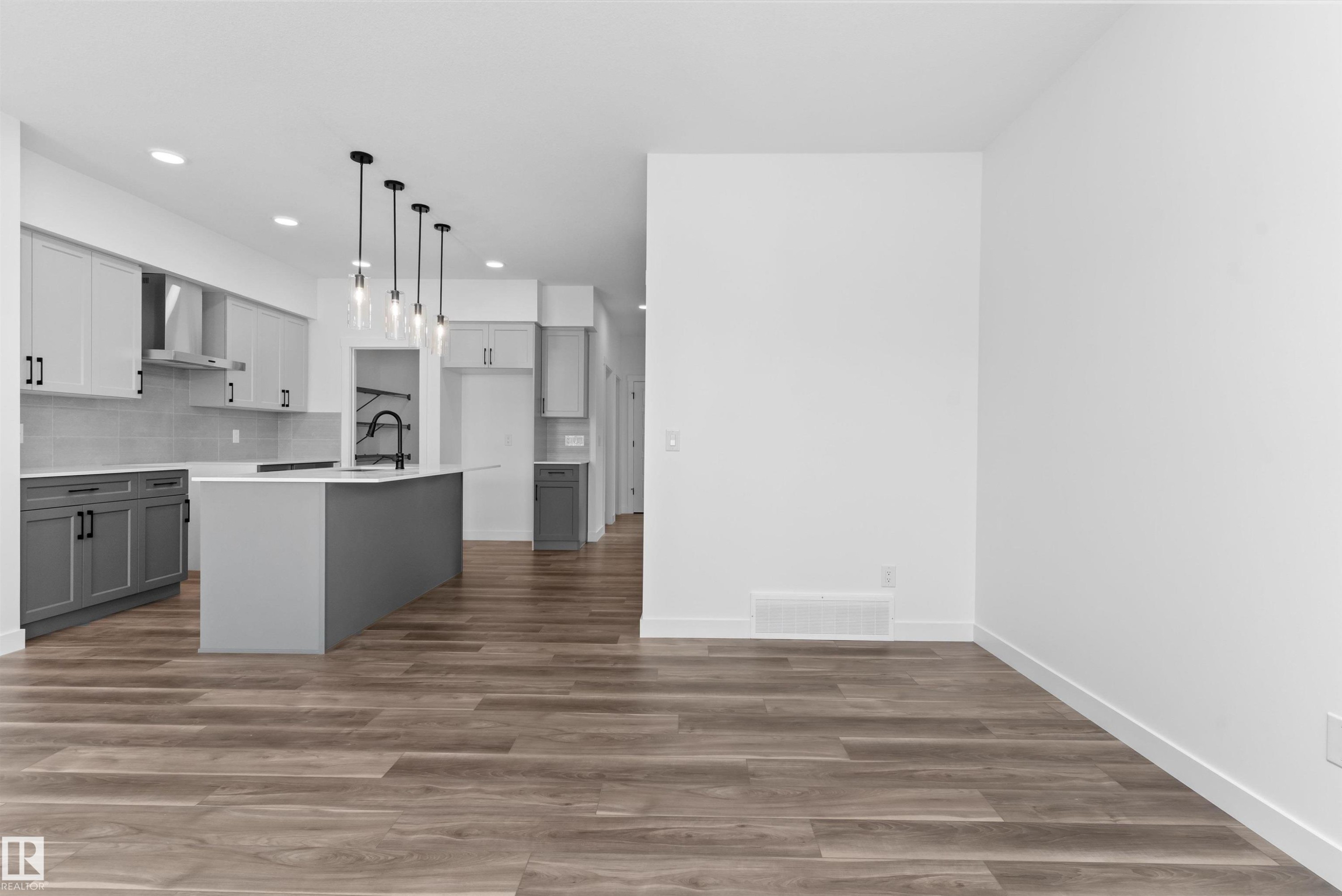 1066 Cristall Crescent Sw, Edmonton, AB - Indoor Photo Showing Kitchen With Upgraded Kitchen