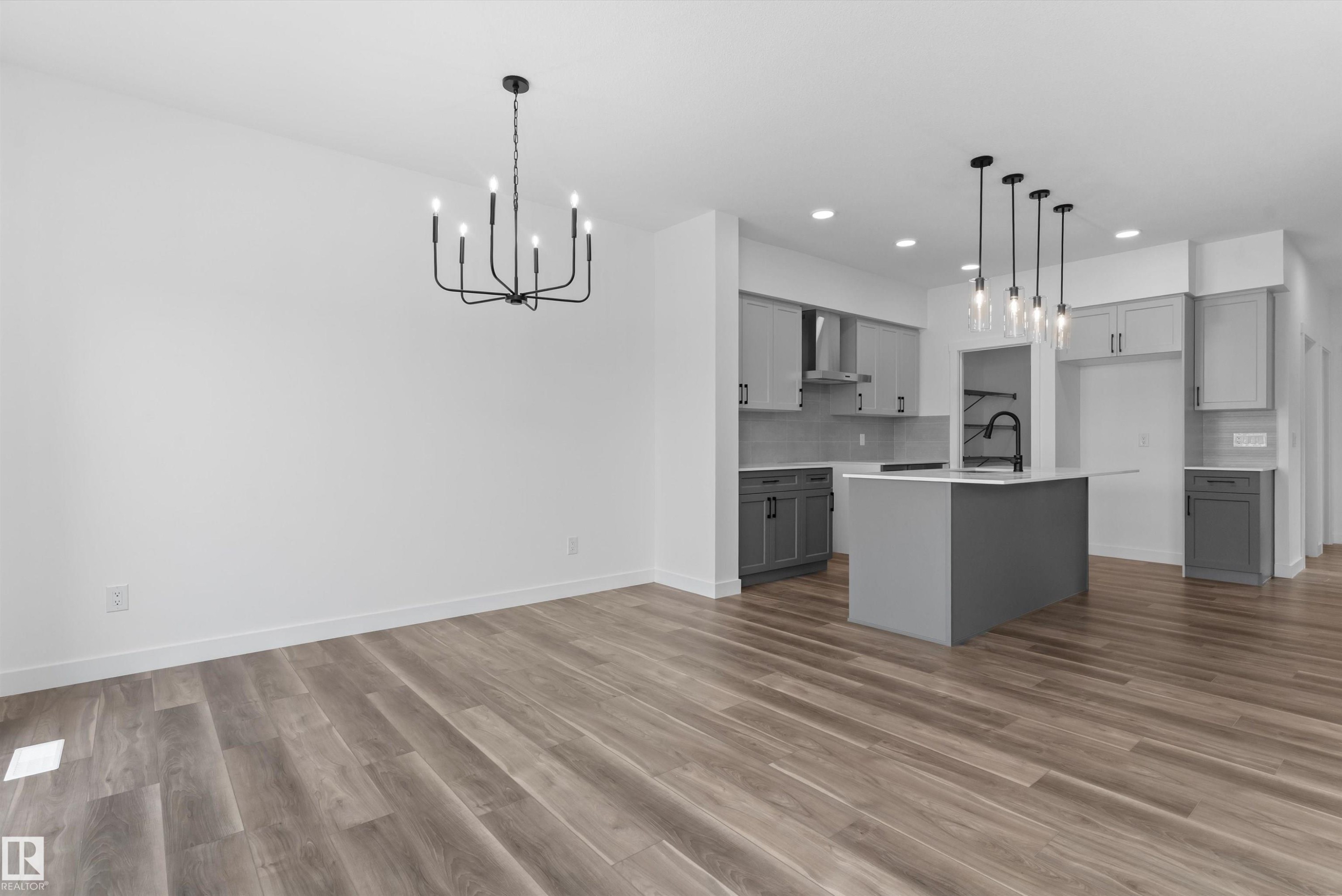 1066 Cristall Crescent Sw, Edmonton, AB - Indoor Photo Showing Kitchen With Upgraded Kitchen