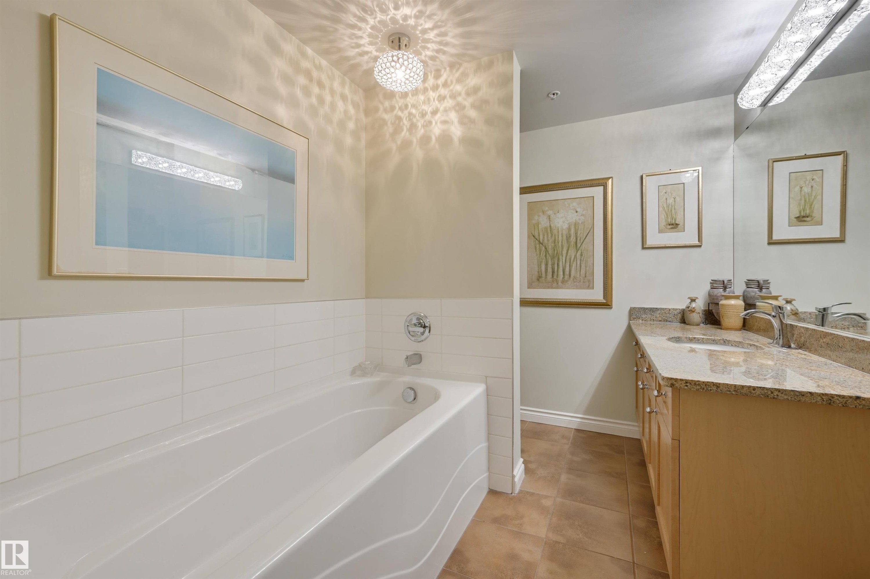 1003 9020 Jasper Avenue, Edmonton, AB - Indoor Photo Showing Bathroom