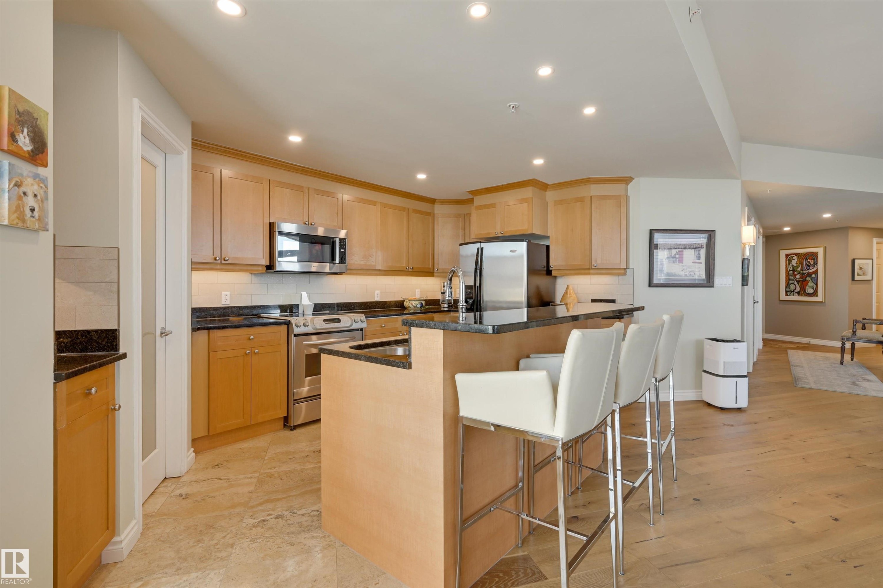 1003 9020 Jasper Avenue, Edmonton, AB - Indoor Photo Showing Kitchen
