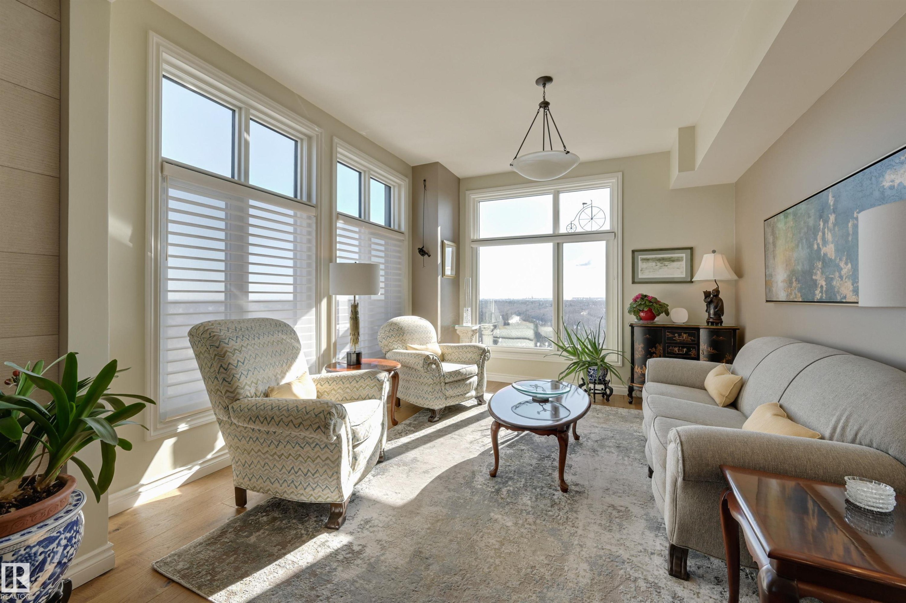 1003 9020 Jasper Avenue, Edmonton, AB - Indoor Photo Showing Living Room