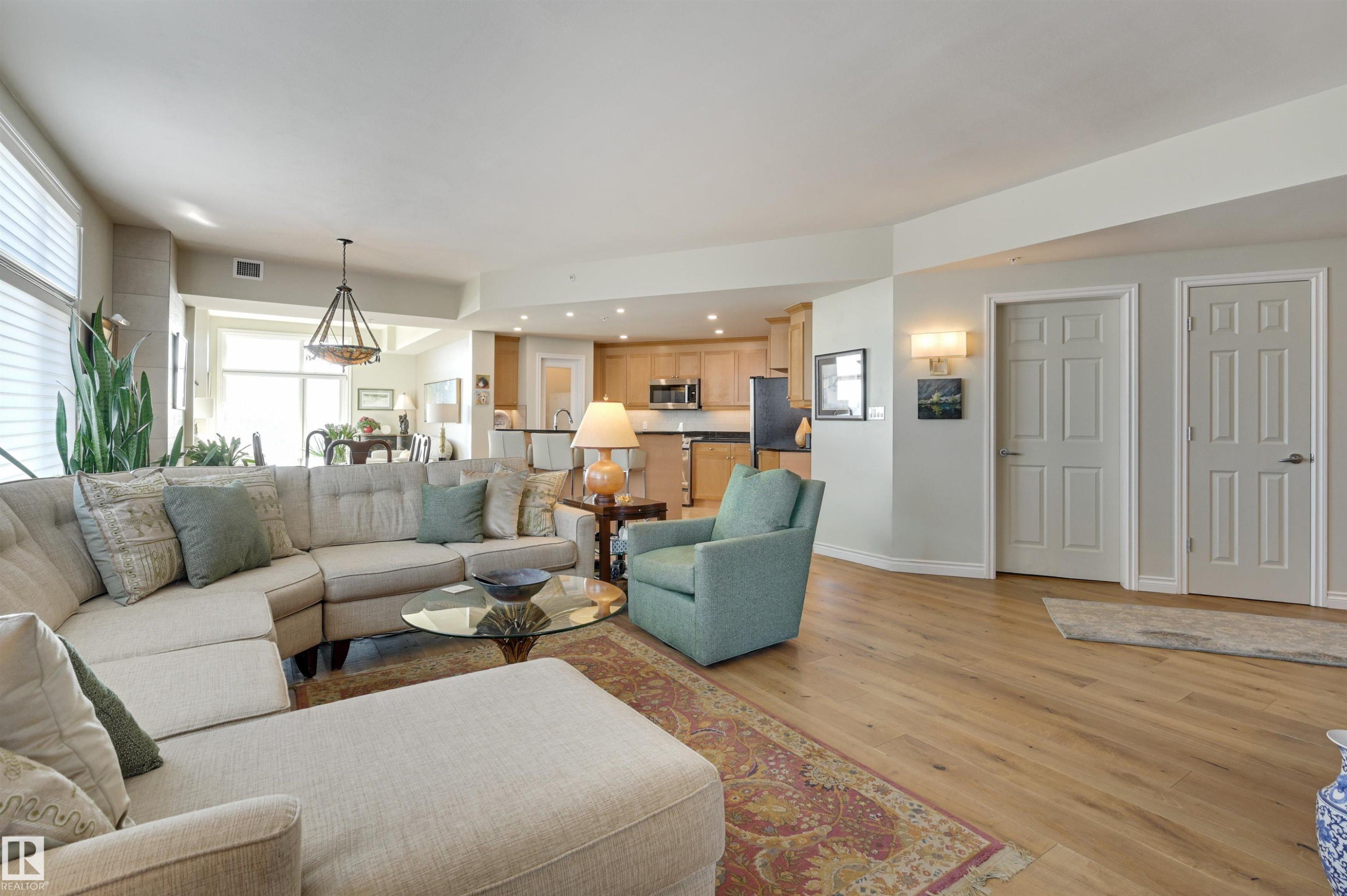 1003 9020 Jasper Avenue, Edmonton, AB - Indoor Photo Showing Living Room