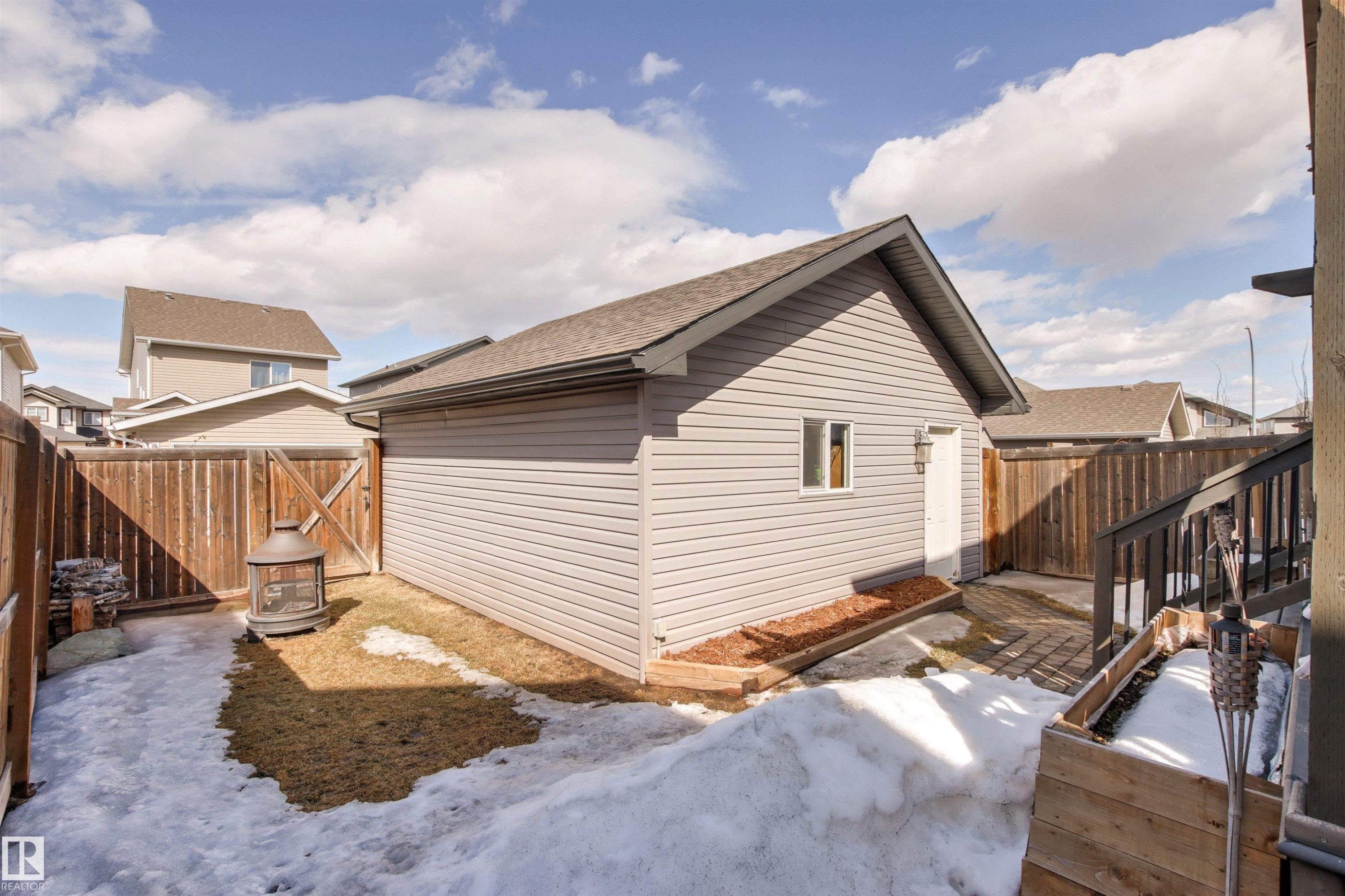 The property features a detached garage with light grey siding and a dark grey roof - 38 Hewitt Circle, Spruce Grove, AB - Outdoor With Exterior