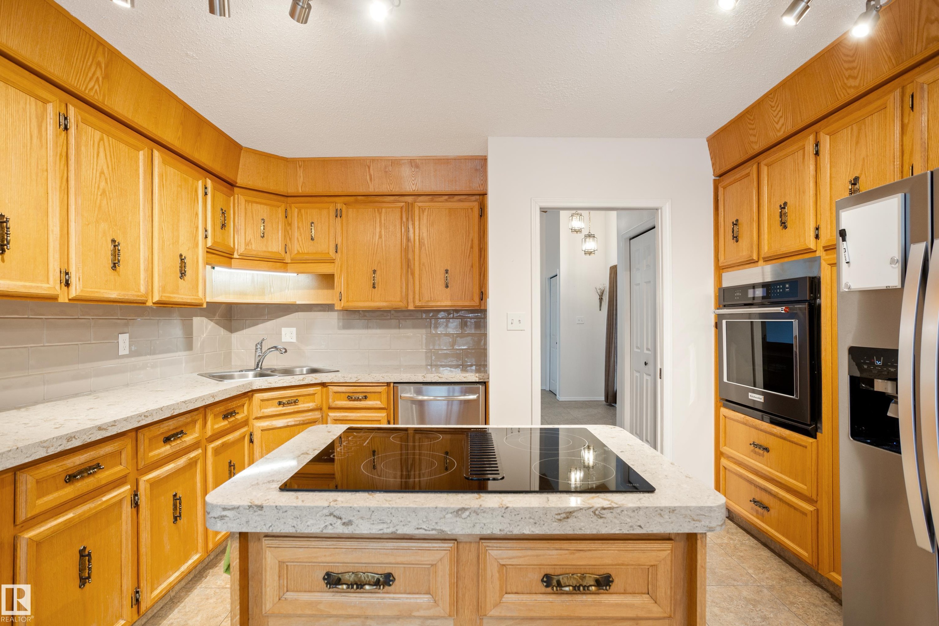 258 Greenoch Crescent, Edmonton, AB - Indoor Photo Showing Kitchen With Double Sink