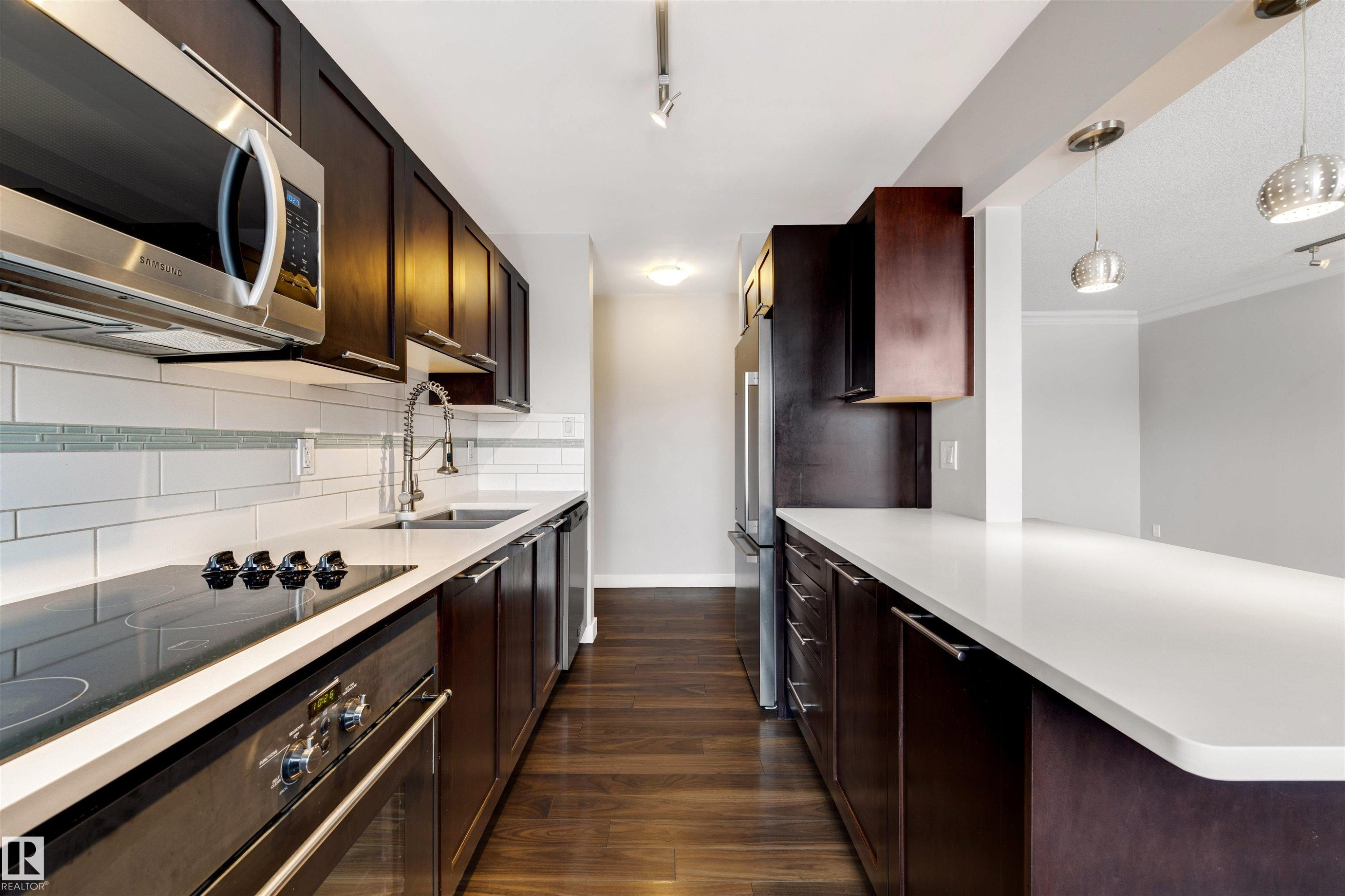 32 10015 83 Avenue, Edmonton, AB - Indoor Photo Showing Kitchen With Double Sink With Upgraded Kitchen