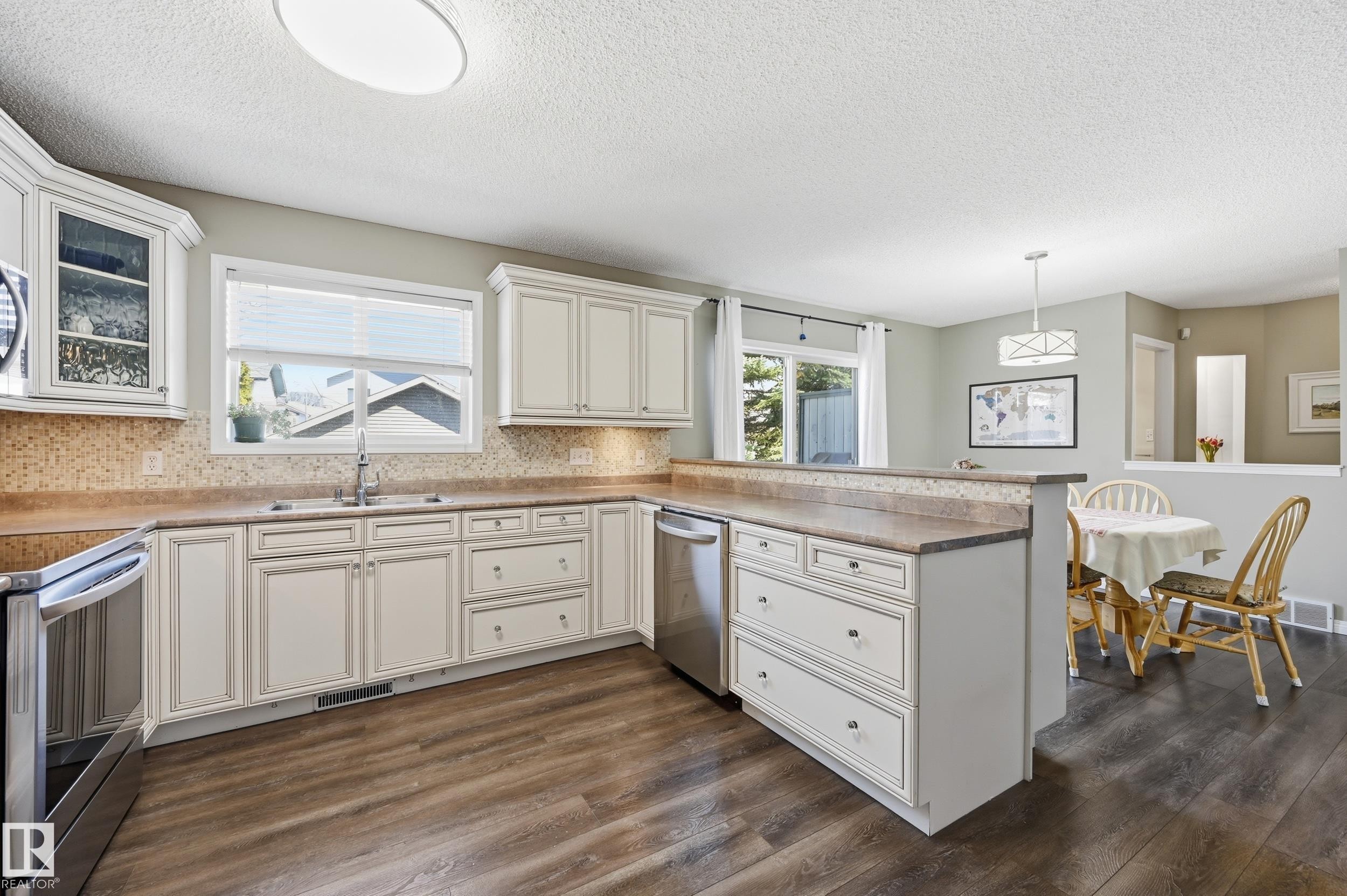 109 1670 Jamha Road Nw, Edmonton, AB - Indoor Photo Showing Kitchen With Double Sink