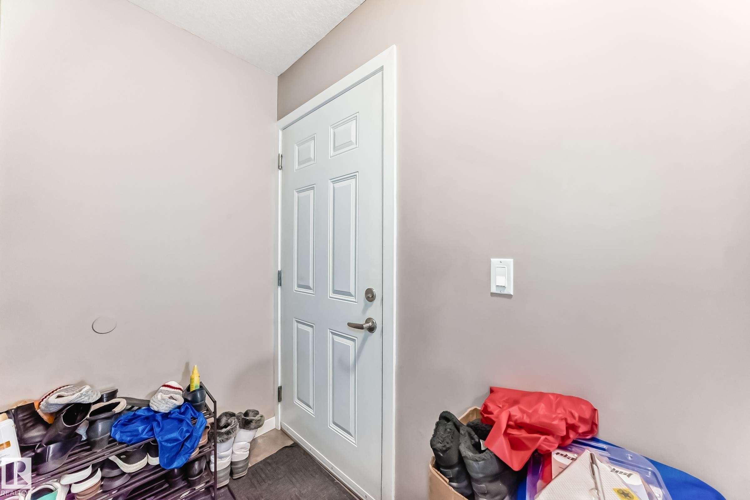 16737 60St, Edmonton, AB - Indoor