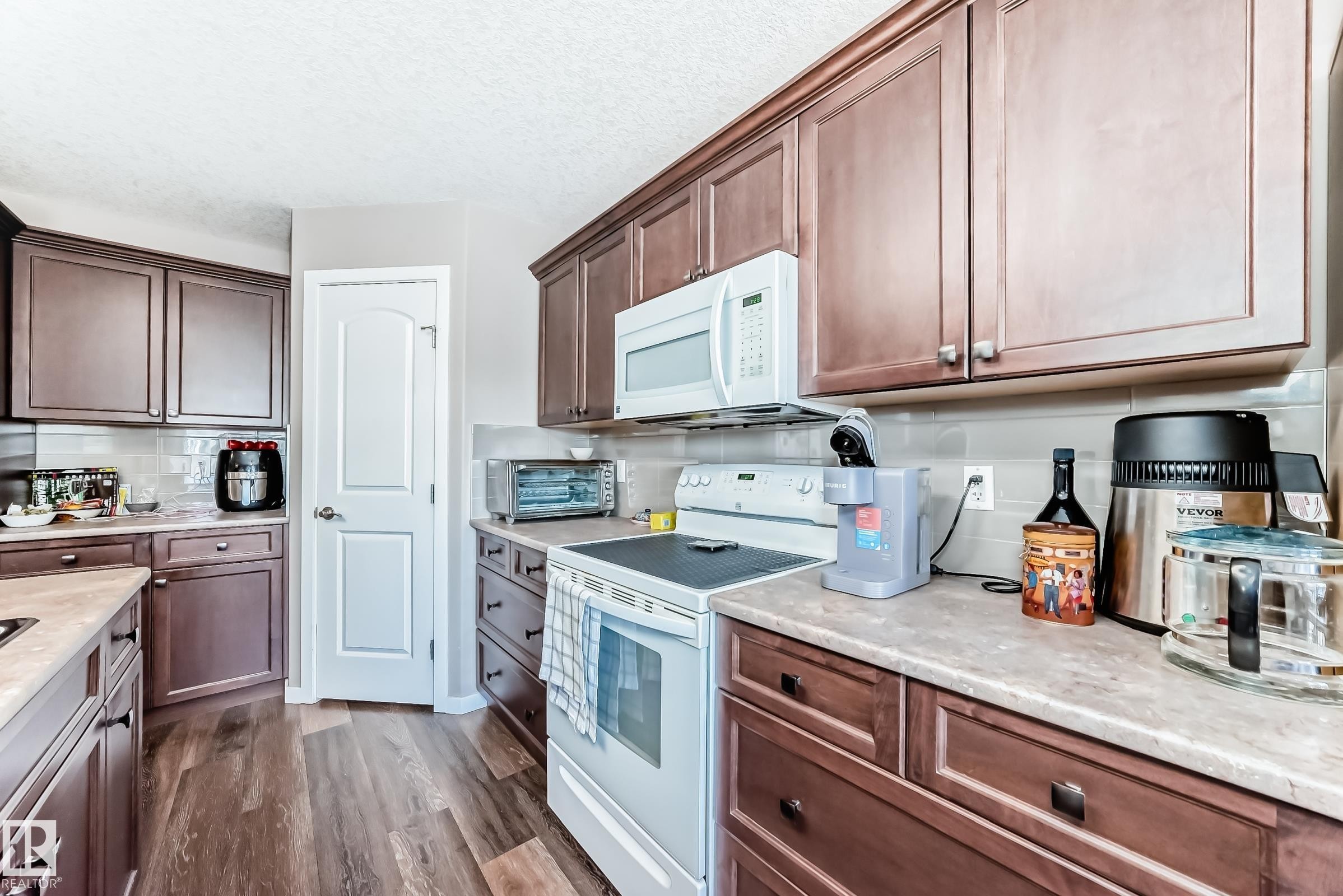 16737 60St, Edmonton, AB - Indoor Photo Showing Kitchen
