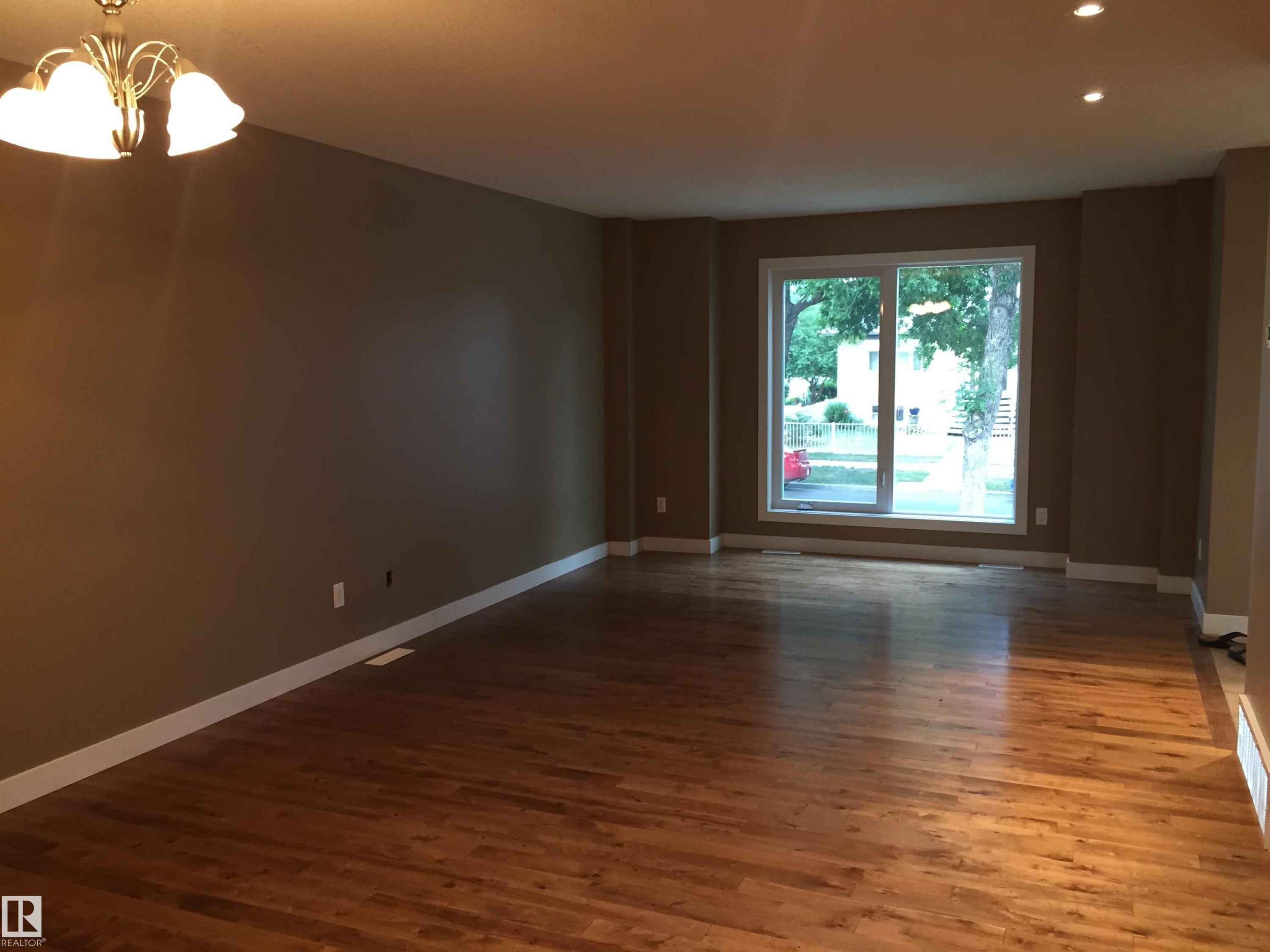 12224 88 Street Nw, Edmonton, AB - Indoor Photo Showing Other Room