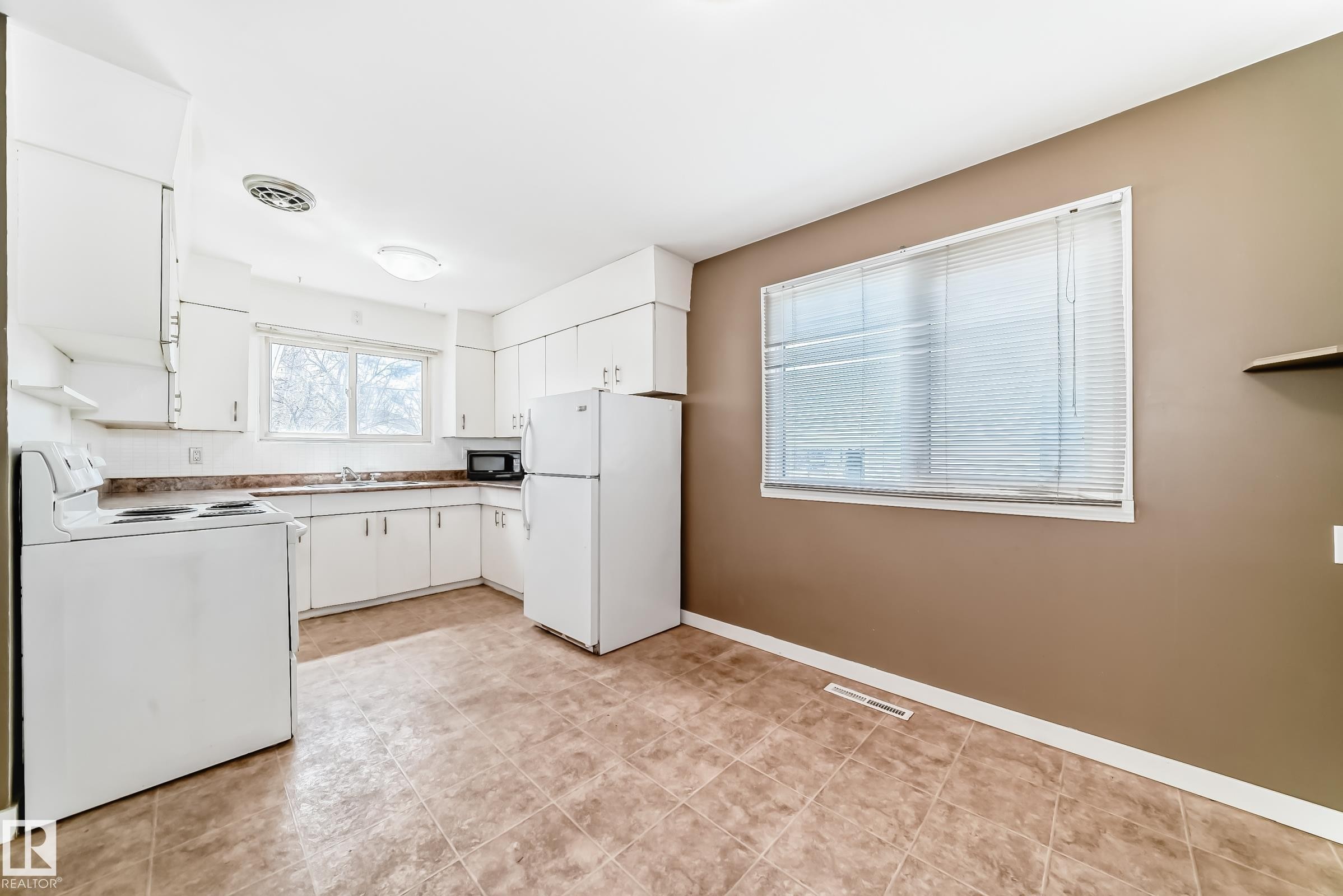 10837 65 Avenue, Edmonton, AB - Indoor