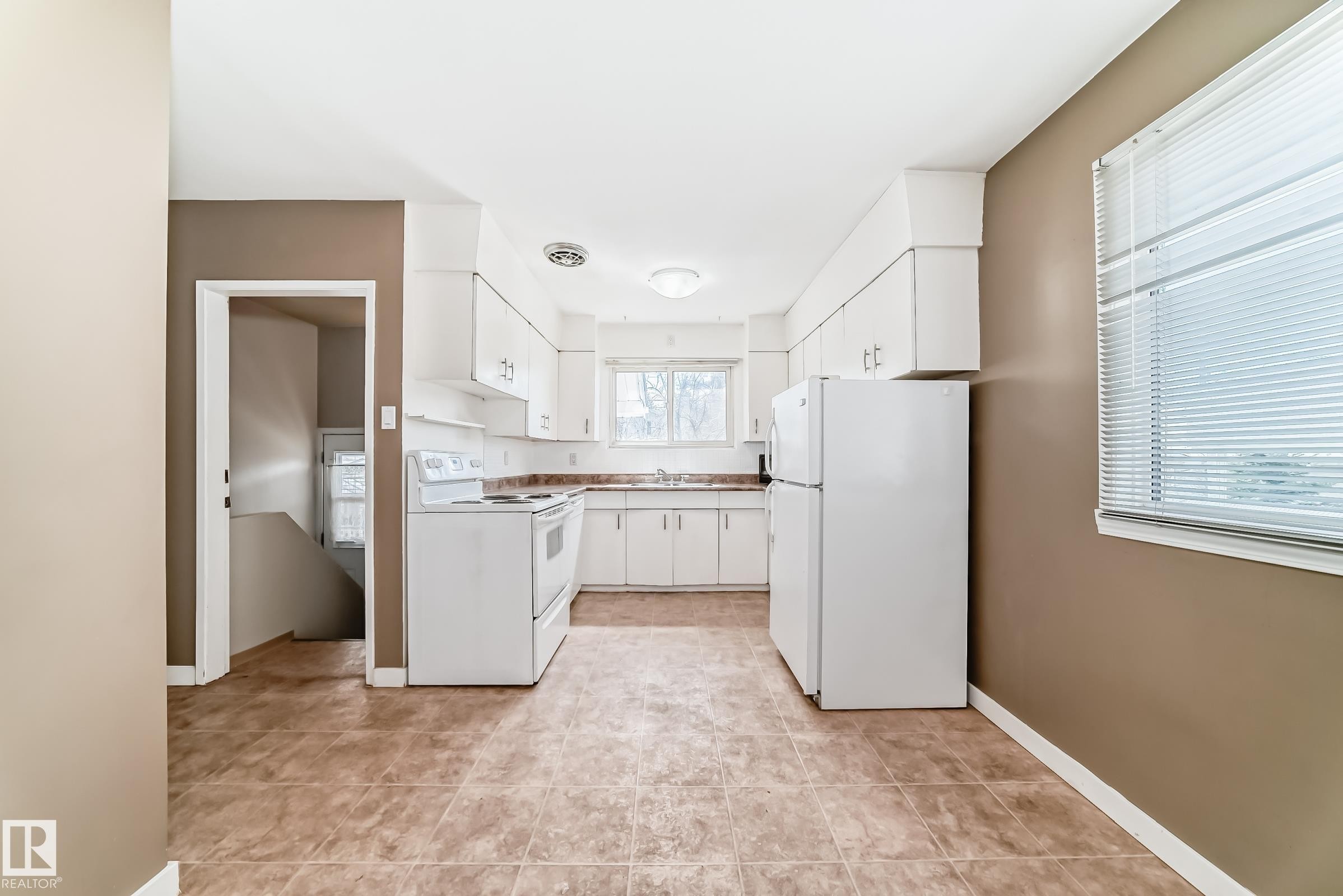 10837 65 Avenue, Edmonton, AB - Indoor Photo Showing Kitchen