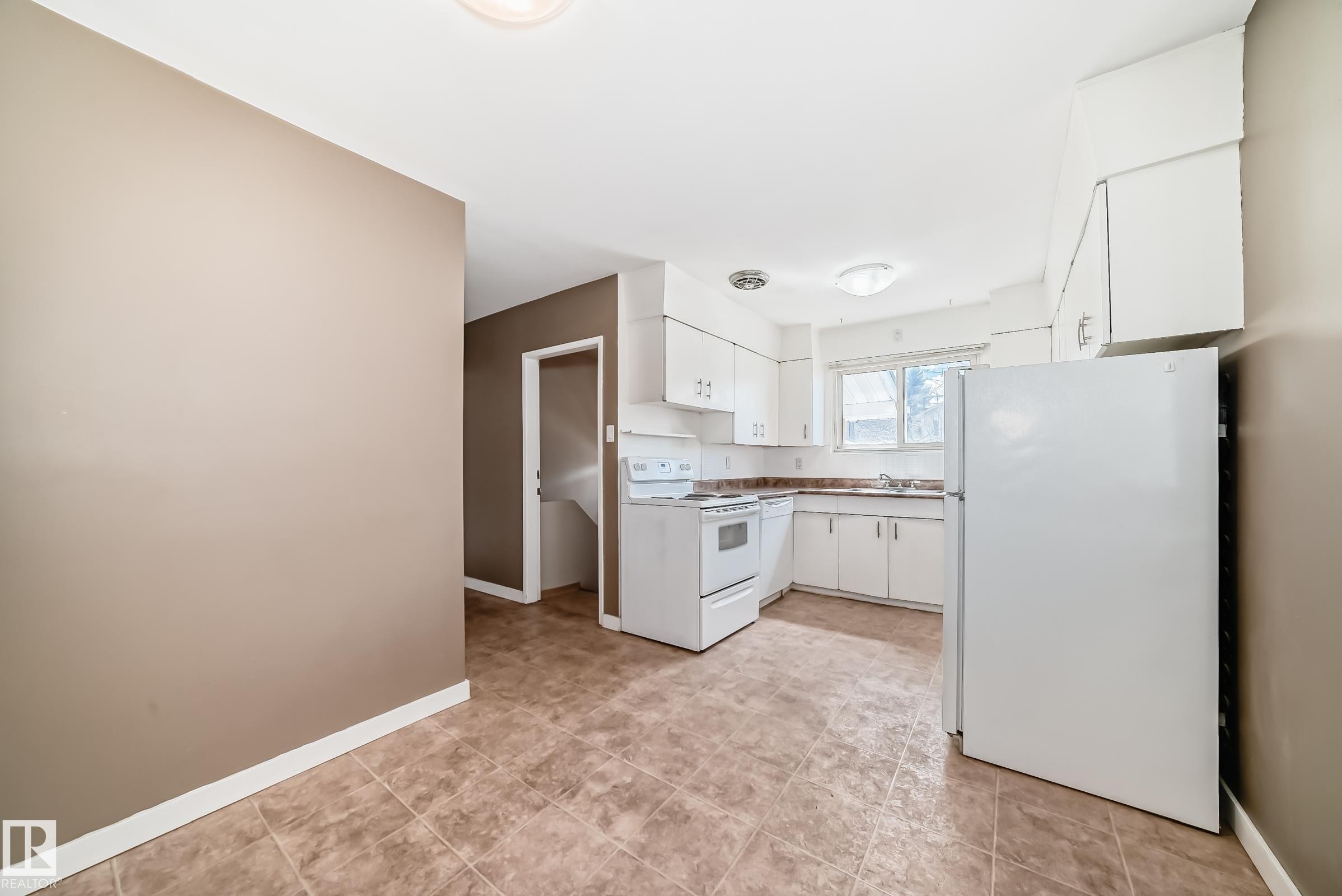 10837 65 Avenue, Edmonton, AB - Indoor Photo Showing Kitchen