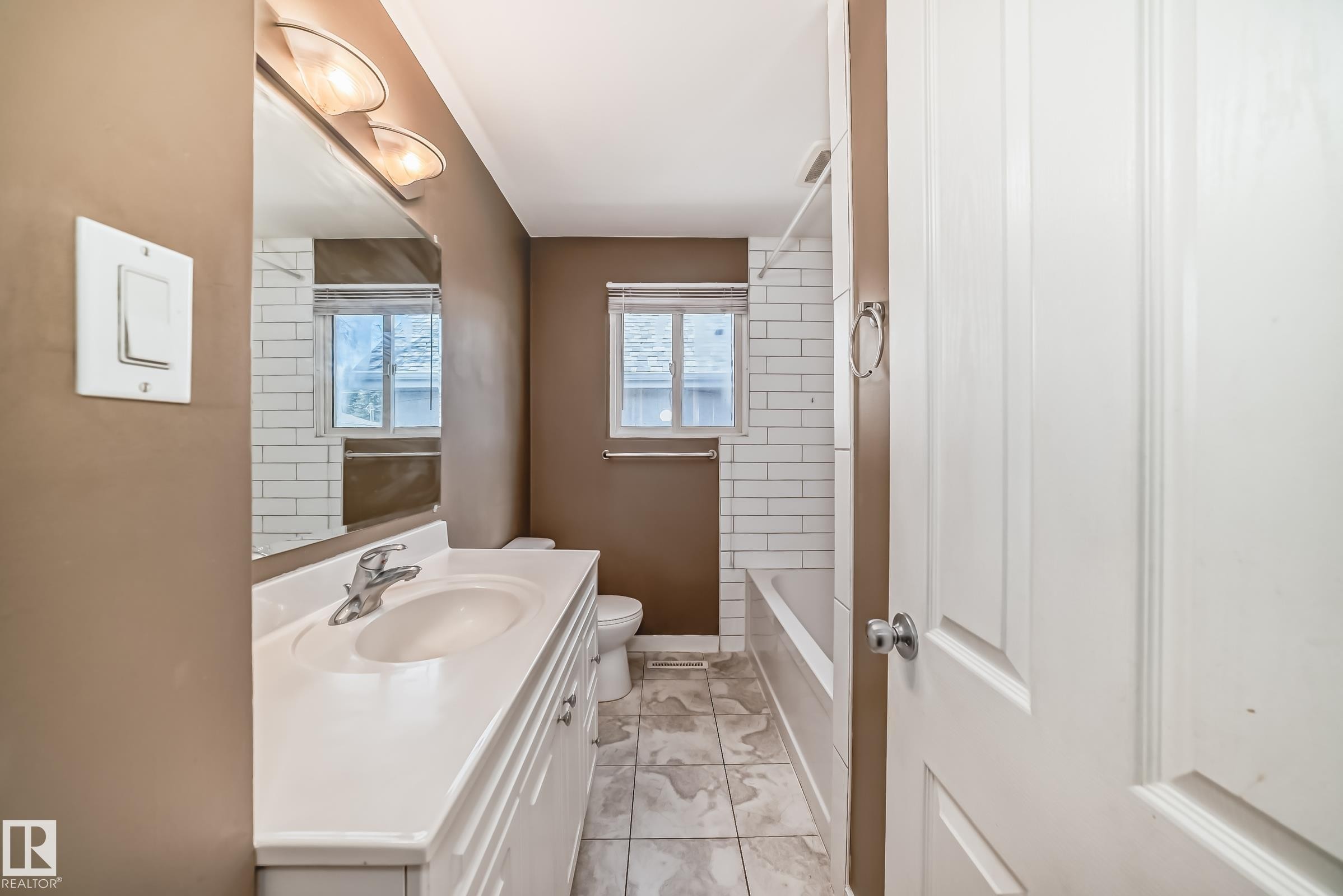 10837 65 Avenue, Edmonton, AB - Indoor Photo Showing Bathroom