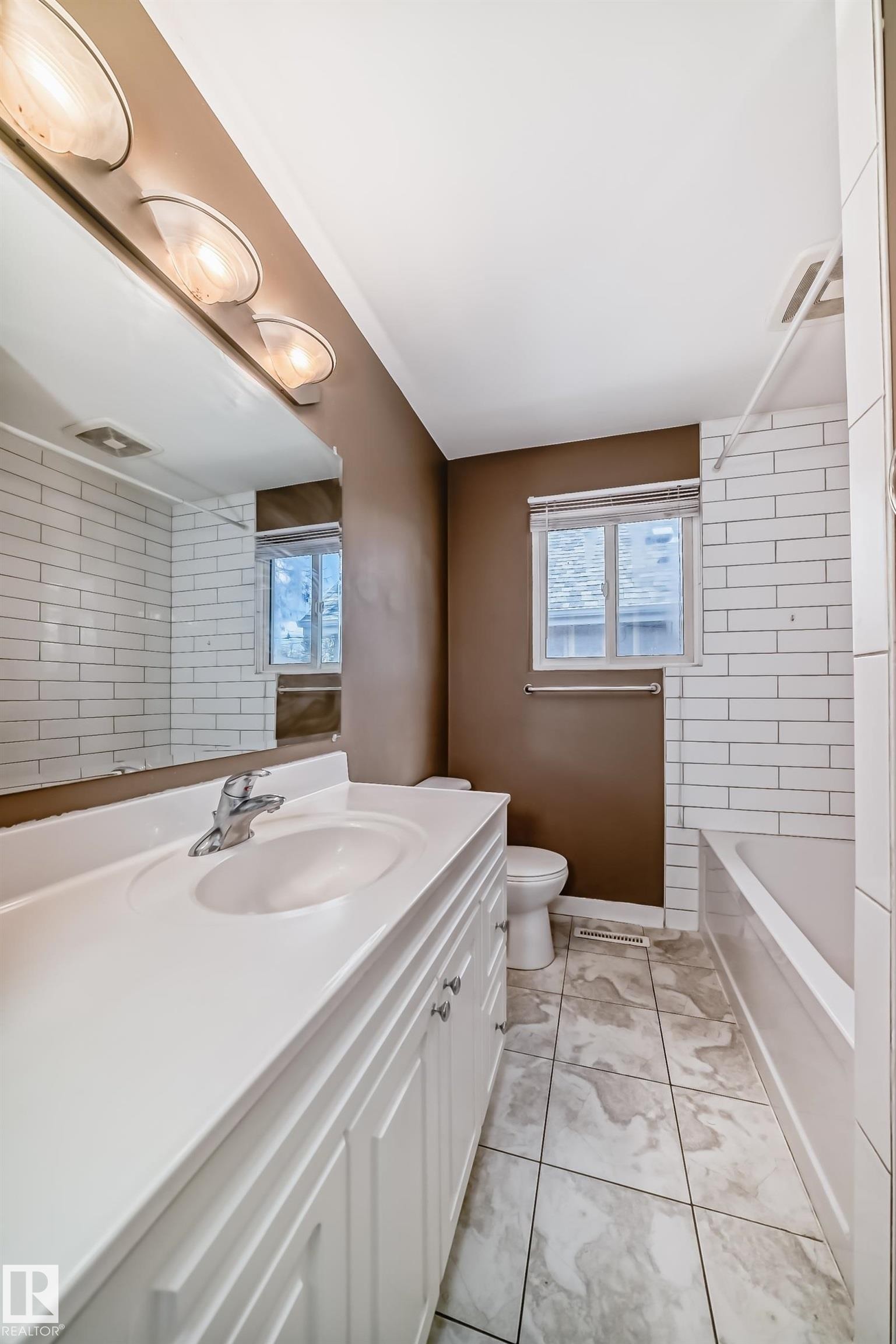 10837 65 Avenue, Edmonton, AB - Indoor Photo Showing Bathroom
